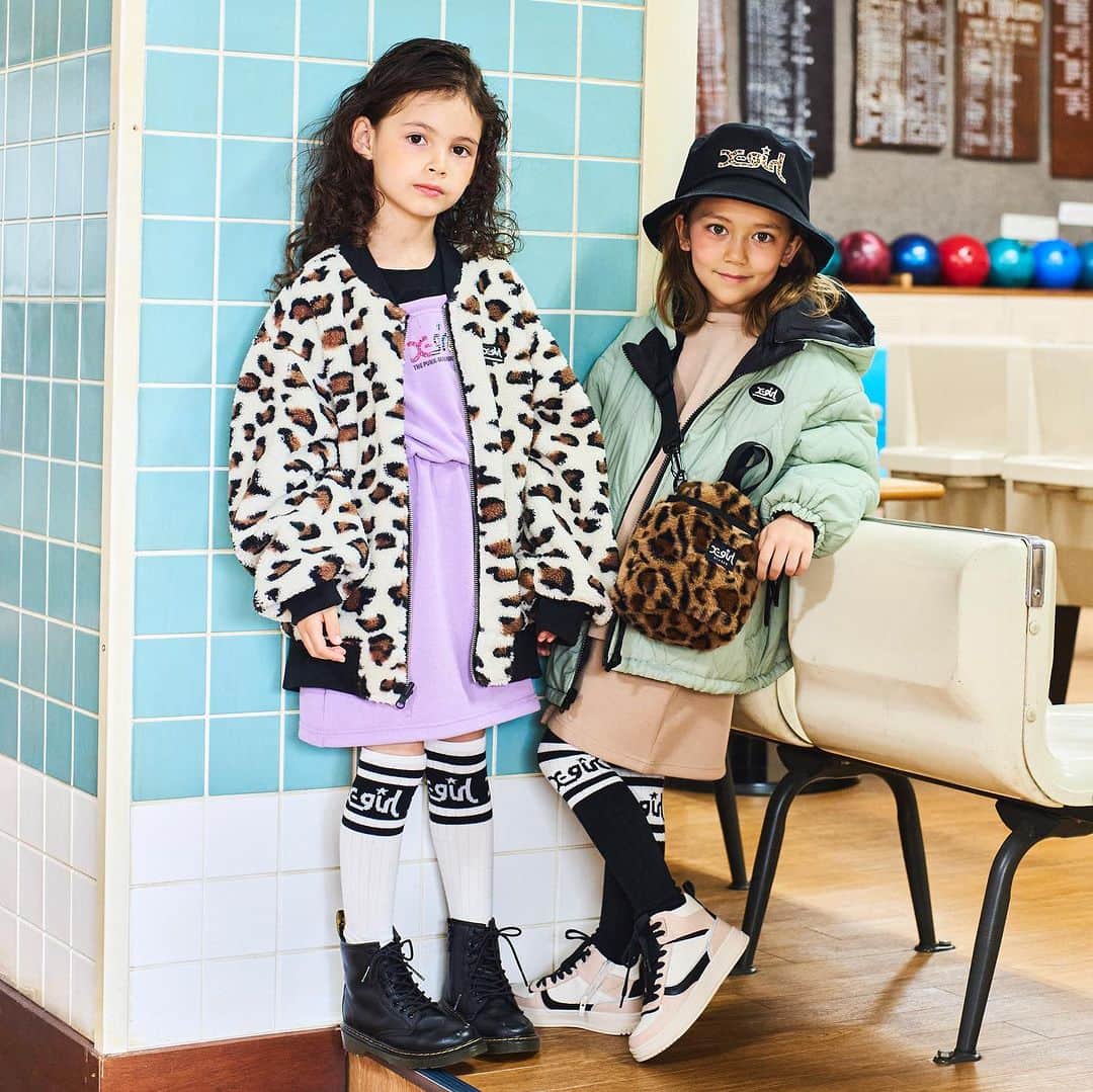 X-girl Stages Officialさんのインスタグラム写真 - (X-girl Stages OfficialInstagram)「⁡ 大人顔負けのこだわりのディテールで"リアルな女の子のストリートスタイル"を 提案する「X-girl（エックスガール)」のキッズブランド。今シーズンのおすすめ、 ヒョウ柄アイテムをポイントに仕上げたストリートスタイルをcheck ⁡ ダンボールニットのセットアップコーデ ×ラインニーハイソックスでスポーティー に仕上げたストリートスタイルには トレンドのヒョウ柄エコファーBAGを プラス♪ ⁡ ☑︎リバーシブルブルゾン9233301 ¥16,390 ☑︎スウェット9233223 ¥6,930 ☑︎スカート9233115 ¥6,490 ☑︎バケットハット9233407 ¥5,830 ☑︎ショルダーバッグ9233404 ¥7,590 ☑︎ソックス9233412 ¥1,320 ⁡ ••••••••••••••••••••••• ⁡ 💻📱公式オンラインSHOP NARUMIYA ONLINE 秋の新作アイテム続々入荷✨ ⁡ Instagramプロフィール↑↑↑URL🛍  または「ナルミヤオンライン」で検索して下さい🔍 @narumiyaonline_official  ⁡ 🛍2024年福袋 ご予約受付中です🛍 ⁡  •••••••••••••••••••••••• ⁡ #xgirlstages#Xgirl#エックスガールステージス#エックスガール#XLARGEKIDS#エクストララージキッズ#XLARGE#エクストララージ#ナルミヤインターナショナル#ナルミヤオンライン#summercollection#kidsfashion#baby#kids#キッズ#baby#ベビー#kidsfashion#キッズファッション#kidswear#instatoddler#instakids#instababykids_japan#ヒョウ柄」10月31日 22時42分 - xgirlstages