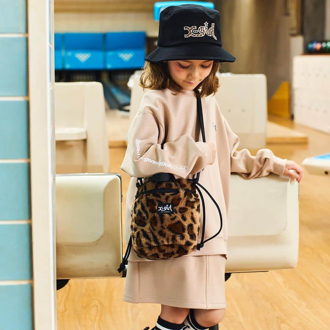 X-girl Stages Officialさんのインスタグラム写真 - (X-girl Stages OfficialInstagram)「⁡ 大人顔負けのこだわりのディテールで"リアルな女の子のストリートスタイル"を 提案する「X-girl（エックスガール)」のキッズブランド。今シーズンのおすすめ、 ヒョウ柄アイテムをポイントに仕上げたストリートスタイルをcheck ⁡ ダンボールニットのセットアップコーデ ×ラインニーハイソックスでスポーティー に仕上げたストリートスタイルには トレンドのヒョウ柄エコファーBAGを プラス♪ ⁡ ☑︎リバーシブルブルゾン9233301 ¥16,390 ☑︎スウェット9233223 ¥6,930 ☑︎スカート9233115 ¥6,490 ☑︎バケットハット9233407 ¥5,830 ☑︎ショルダーバッグ9233404 ¥7,590 ☑︎ソックス9233412 ¥1,320 ⁡ ••••••••••••••••••••••• ⁡ 💻📱公式オンラインSHOP NARUMIYA ONLINE 秋の新作アイテム続々入荷✨ ⁡ Instagramプロフィール↑↑↑URL🛍  または「ナルミヤオンライン」で検索して下さい🔍 @narumiyaonline_official  ⁡ 🛍2024年福袋 ご予約受付中です🛍 ⁡  •••••••••••••••••••••••• ⁡ #xgirlstages#Xgirl#エックスガールステージス#エックスガール#XLARGEKIDS#エクストララージキッズ#XLARGE#エクストララージ#ナルミヤインターナショナル#ナルミヤオンライン#summercollection#kidsfashion#baby#kids#キッズ#baby#ベビー#kidsfashion#キッズファッション#kidswear#instatoddler#instakids#instababykids_japan#ヒョウ柄」10月31日 22時42分 - xgirlstages