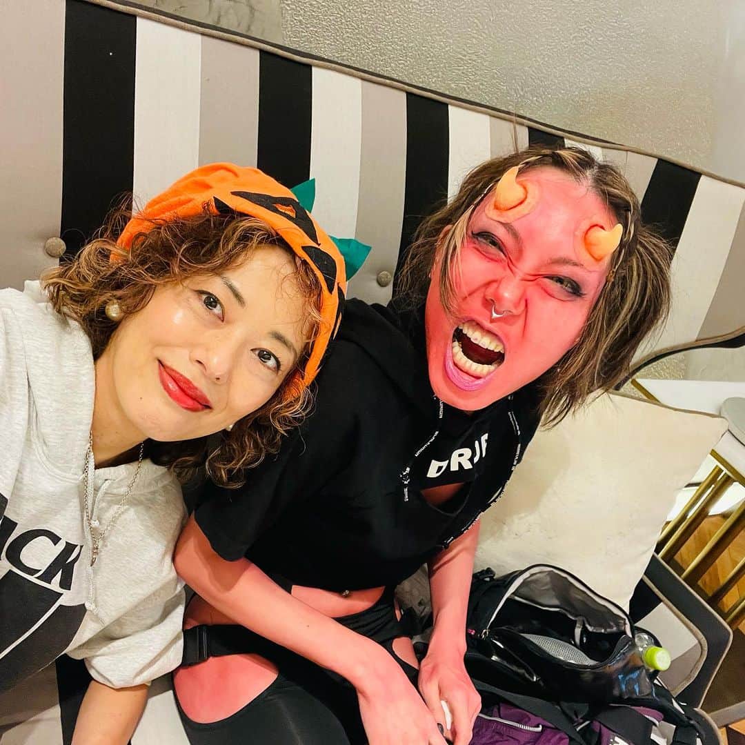 池田有希子のインスタグラム：「赤鬼さんとカボチャさんです👹🎃 皆様も良きハロウィーンを👻🧟‍♀️🥰」