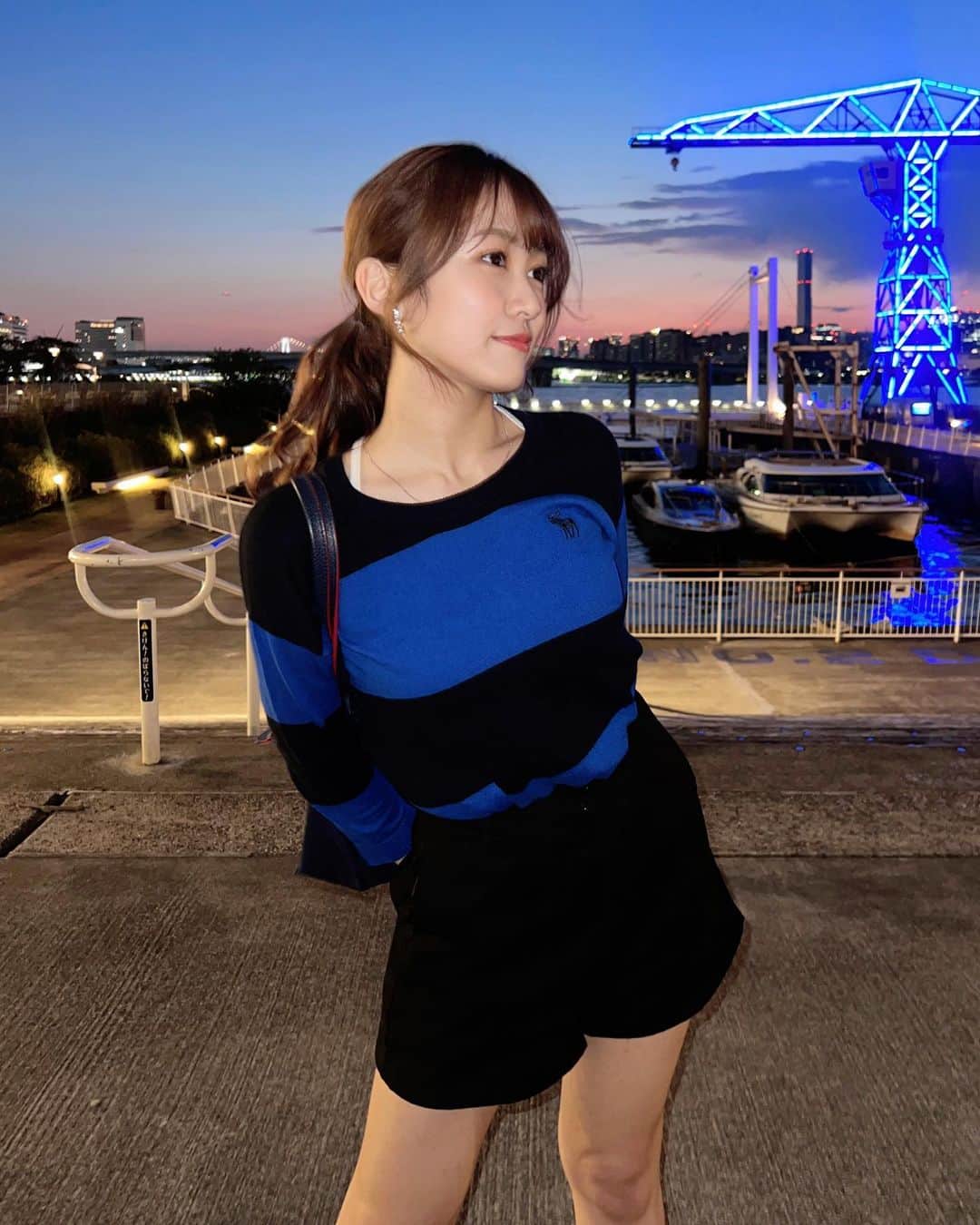 三田萌日香さんのインスタグラム写真 - (三田萌日香Instagram)「稽古終わりで髪の毛ボサボサ😆 この季節の夜のお散歩好き！ . . . . . . . . . . . . . #cene #316lサージカルネックレス #セネ #金属アレルギー対応 #アイドル #アイオケ #japaneseidol #japanesegirl #idol #girl #fff #fypシ #pr」10月31日 22時43分 - _m_m_monika