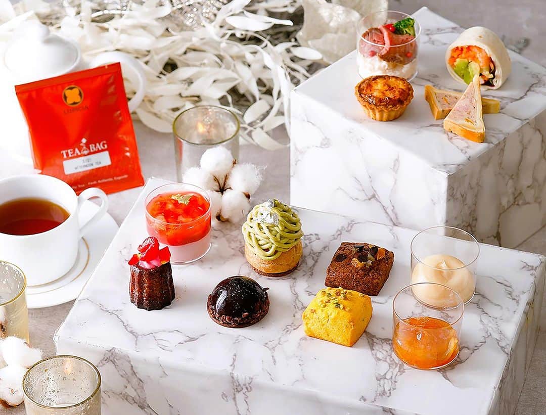 InterContinental Tokyo Bayさんのインスタグラム写真 - (InterContinental Tokyo BayInstagram)「. N.Y.ラウンジブティックでは、12月1日より、テイクアウトアフタヌーンティー『フェスティブジョイアフタヌーンティーBOX』を販売、ご予約を受付中です。  フェスティブ気分を盛り上げる赤をアクセントに、いちご、チョコレート、ピスタチオをアレンジしたスイーツや、ローストビーフ、パテアンクル―トなど華やかな食材を使用したセイボリーを揃えました。  ご自宅でのクリスマスパーティーやティーパーティーにいかがでしょうか。  #intercontinentaltokyobay  #ホテルインターコンチネンタル東京ベイ  #インターコンチネンタル東京ベイ  #intercontinental  #nyラウンジブティック  #nyloungeboutique  #テイクアウトアフタヌーンティー  #アフタヌーンティー #ヌン活 #おうちカフェ  #おうち時間  #クリスマスパーティー #クリスマスプレゼント  #クリスマスティーパーティー  #ティーパーティー  #ピスタチオ #いちご  #🍓 #イチゴ」10月31日 22時43分 - intercontitokyobay