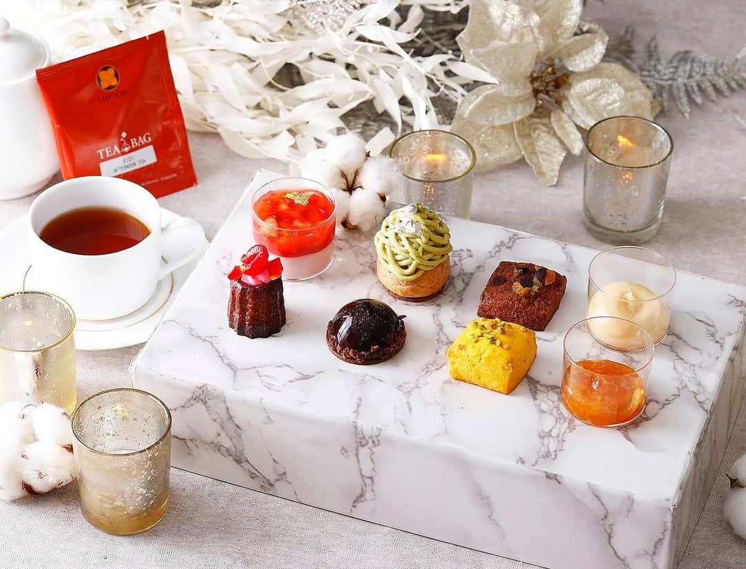 InterContinental Tokyo Bayさんのインスタグラム写真 - (InterContinental Tokyo BayInstagram)「. N.Y.ラウンジブティックでは、12月1日より、テイクアウトアフタヌーンティー『フェスティブジョイアフタヌーンティーBOX』を販売、ご予約を受付中です。  フェスティブ気分を盛り上げる赤をアクセントに、いちご、チョコレート、ピスタチオをアレンジしたスイーツや、ローストビーフ、パテアンクル―トなど華やかな食材を使用したセイボリーを揃えました。  ご自宅でのクリスマスパーティーやティーパーティーにいかがでしょうか。  #intercontinentaltokyobay  #ホテルインターコンチネンタル東京ベイ  #インターコンチネンタル東京ベイ  #intercontinental  #nyラウンジブティック  #nyloungeboutique  #テイクアウトアフタヌーンティー  #アフタヌーンティー #ヌン活 #おうちカフェ  #おうち時間  #クリスマスパーティー #クリスマスプレゼント  #クリスマスティーパーティー  #ティーパーティー  #ピスタチオ #いちご  #🍓 #イチゴ」10月31日 22時43分 - intercontitokyobay
