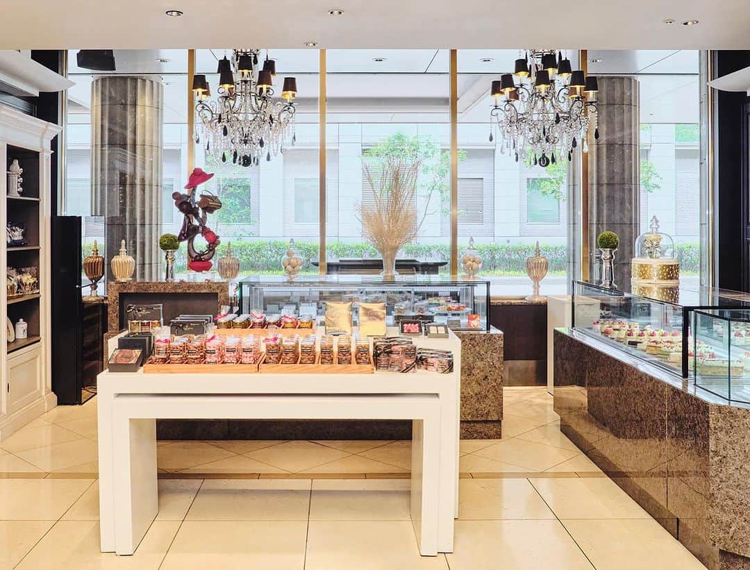 InterContinental Tokyo Bayさんのインスタグラム写真 - (InterContinental Tokyo BayInstagram)「. N.Y.ラウンジブティックでは、12月1日より、テイクアウトアフタヌーンティー『フェスティブジョイアフタヌーンティーBOX』を販売、ご予約を受付中です。  フェスティブ気分を盛り上げる赤をアクセントに、いちご、チョコレート、ピスタチオをアレンジしたスイーツや、ローストビーフ、パテアンクル―トなど華やかな食材を使用したセイボリーを揃えました。  ご自宅でのクリスマスパーティーやティーパーティーにいかがでしょうか。  #intercontinentaltokyobay  #ホテルインターコンチネンタル東京ベイ  #インターコンチネンタル東京ベイ  #intercontinental  #nyラウンジブティック  #nyloungeboutique  #テイクアウトアフタヌーンティー  #アフタヌーンティー #ヌン活 #おうちカフェ  #おうち時間  #クリスマスパーティー #クリスマスプレゼント  #クリスマスティーパーティー  #ティーパーティー  #ピスタチオ #いちご  #🍓 #イチゴ」10月31日 22時43分 - intercontitokyobay