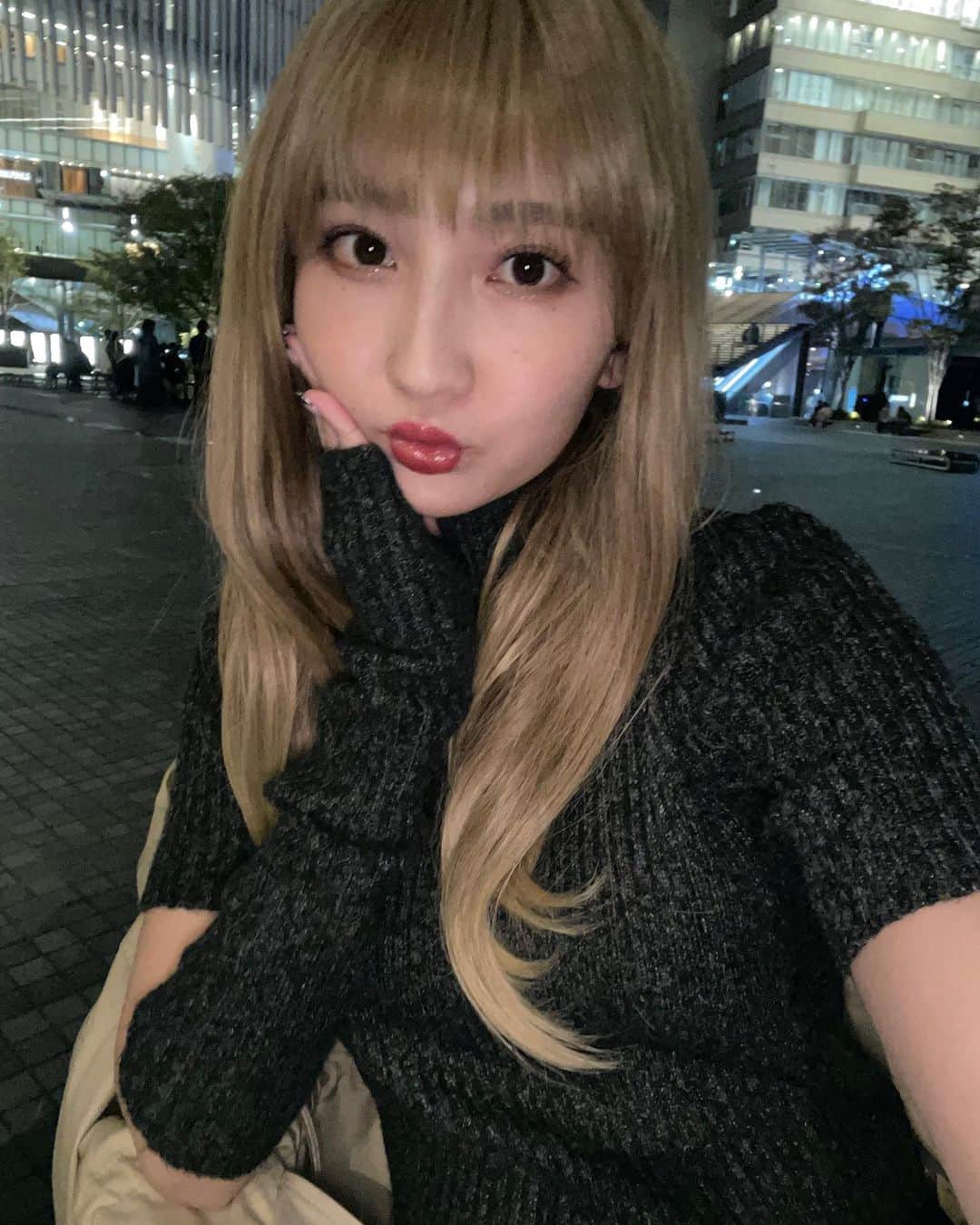 友廣南実さんのインスタグラム写真 - (友廣南実Instagram)「・ 🎃Happy Halloween🎃  今年は、 ずっと憧れていた金髪デビューしてみました💛💛 (ウィッグです😂)  #金髪 #金髪ロング」10月31日 22時43分 - minami_tomohiro_