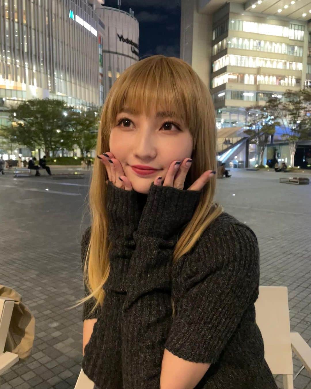 友廣南実さんのインスタグラム写真 - (友廣南実Instagram)「・ 🎃Happy Halloween🎃  今年は、 ずっと憧れていた金髪デビューしてみました💛💛 (ウィッグです😂)  #金髪 #金髪ロング」10月31日 22時43分 - minami_tomohiro_