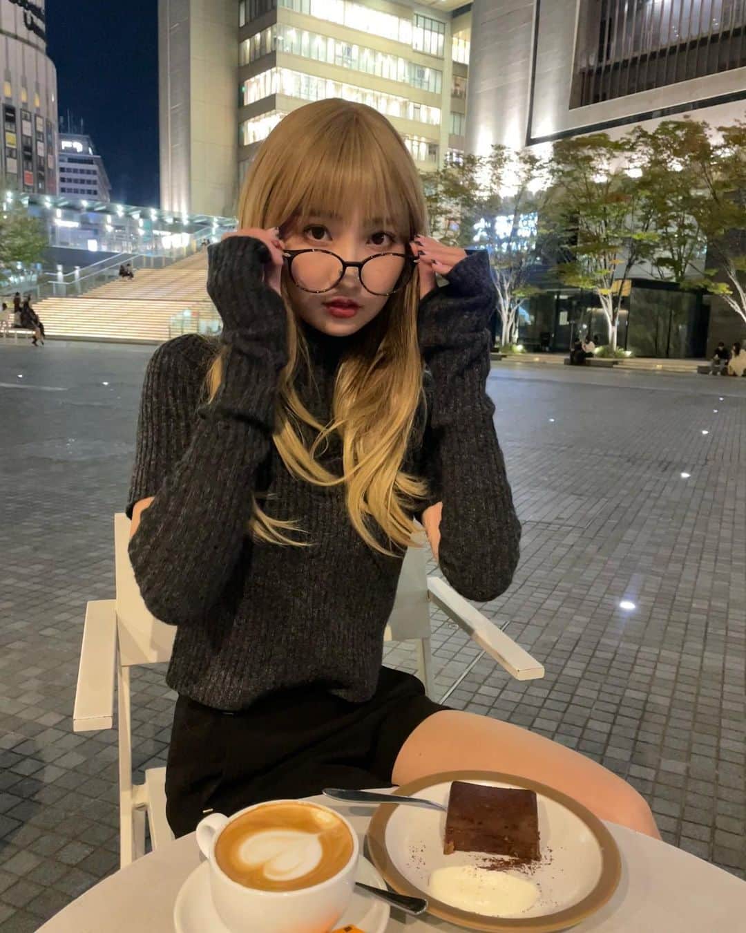 友廣南実さんのインスタグラム写真 - (友廣南実Instagram)「・ 🎃Happy Halloween🎃  今年は、 ずっと憧れていた金髪デビューしてみました💛💛 (ウィッグです😂)  #金髪 #金髪ロング」10月31日 22時43分 - minami_tomohiro_