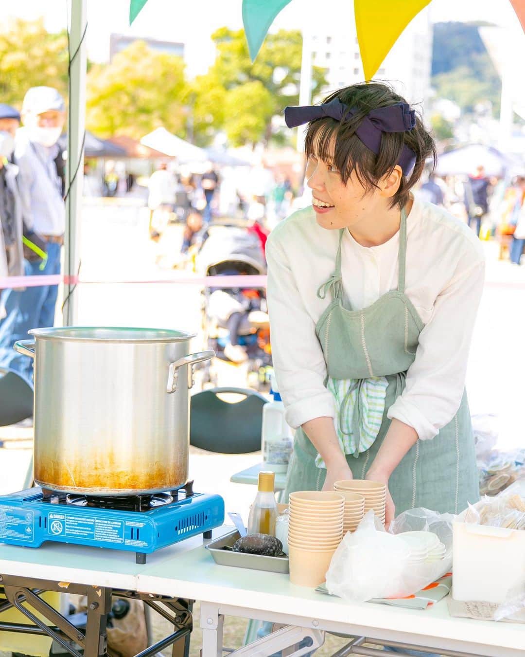 誠子のインスタグラム：「いらっしゃいませ。こんばんは。  神戸マルシェのスタッフさんが、素敵な写真をたくさん撮ってくれたので少しずつ載せていきたいと思います。  ご来店くださったみなさんも 写真や感想を載せてくださり、ありがとうございます。  嬉しいので、ほぼスクショしてます。  お友達ママからは お弁当を食べてる子供ちゃんの動画がたくさん届きます。  お母さん「どう？おいしい？」 子供ちゃん「おいちい」  の動画で、いま私のフォルダはいっぱいです。🙊🤍  #誠子食堂 @minatogawa_teshigoto」
