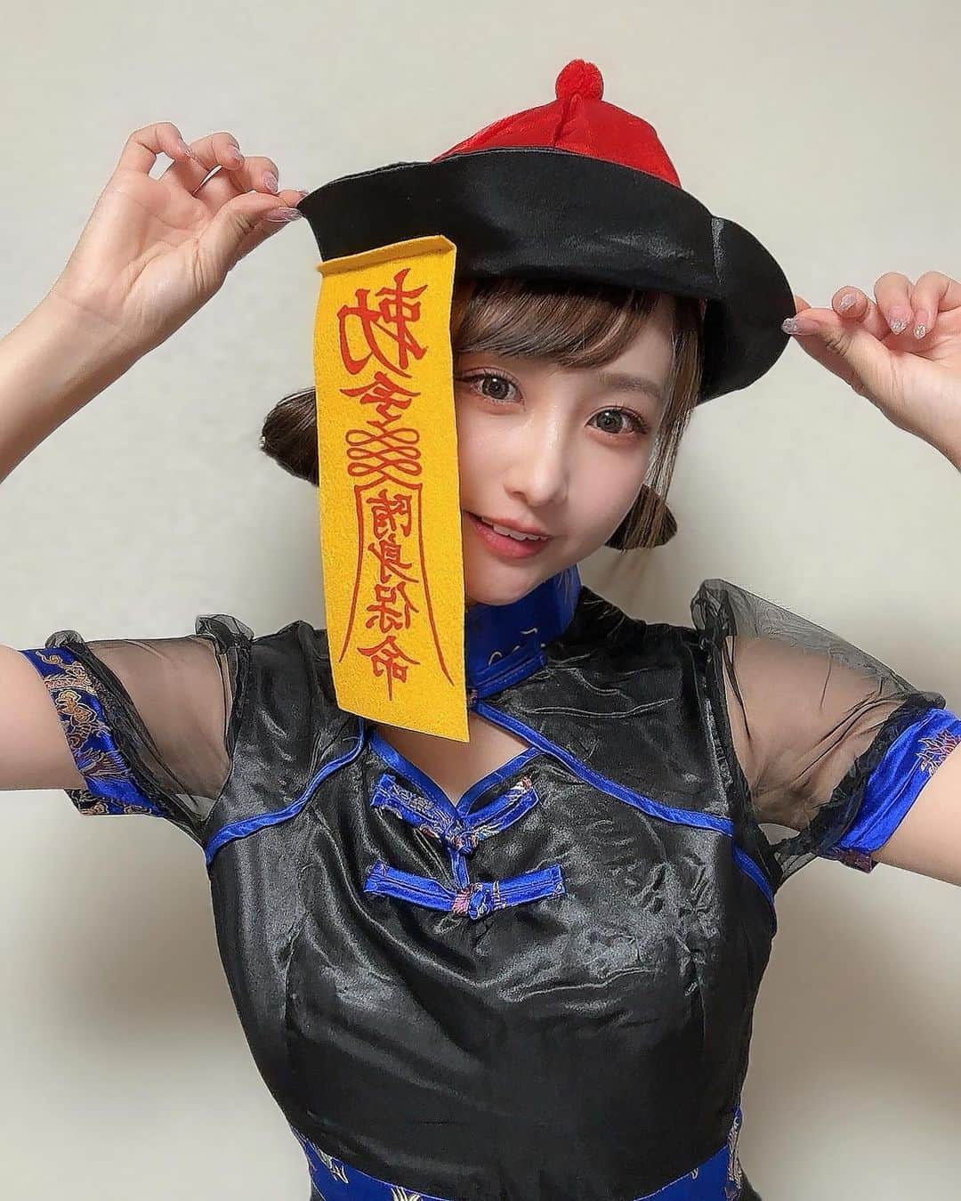 丸りおなさんのインスタグラム写真 - (丸りおなInstagram)「.  滑り込みHalloween🎃🖤  やらないつもりだったけど、 仕事終わりに🧟💙  今年はキョンシーでしたー！  TikTokもあげたよん！  #はろうぃんコスプレ #ハロウィン #ハロウィンコスプレ  #キョンシー #コスプレ #ハロウィーン #ハロウィン仮装 #ハロウィンパーティー #ぼっちハロウィン #ドンキ購入品 #低身長 #低身長コスプレ #丸りおな」10月31日 22時44分 - _riona81