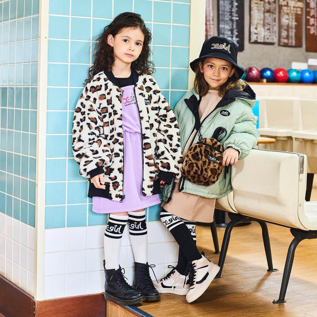X-girl Stages Officialさんのインスタグラム写真 - (X-girl Stages OfficialInstagram)「⁡ 大人顔負けのこだわりのディテールで"リアルな女の子のストリートスタイル"を 提案する「X-girl（エックスガール)」のキッズブランド。今シーズンのおすすめ、 ヒョウ柄アイテムをポイントに仕上げたストリートスタイルをcheck ⁡ ヒョウ柄ボアとMA-１のリバーシブルブルゾン は売り切れ必至のおすすめアイテム。 MA-1面はBLACKでさらにクールな着こなしに。 インナーの肩アキワンピもスワイプしてチェック ⁡ ☑︎リバーシブルMA-1 9233306 ¥15,290 ☑︎ワンピース　9233312 ¥8,690 ☑︎ソックス　9233412 ¥1,320 ⁡ ••••••••••••••••••••••• ⁡ 💻📱公式オンラインSHOP NARUMIYA ONLINE 秋の新作アイテム続々入荷✨ ⁡ Instagramプロフィール↑↑↑URL🛍  または「ナルミヤオンライン」で検索して下さい🔍 @narumiyaonline_official  ⁡ 🛍2024年福袋 ご予約受付中です🛍 ⁡  •••••••••••••••••••••••• ⁡ #xgirlstages#Xgirl#エックスガールステージス#エックスガール#XLARGEKIDS#エクストララージキッズ#XLARGE#エクストララージ#ナルミヤインターナショナル#ナルミヤオンライン#fallcollection#kidsfashion#baby#kids#キッズ#baby#ベビー#kidsfashion#キッズファッション#kidswear#instatoddler#instakids#instababykids_japan#ヒョウ柄」10月31日 22時44分 - xgirlstages