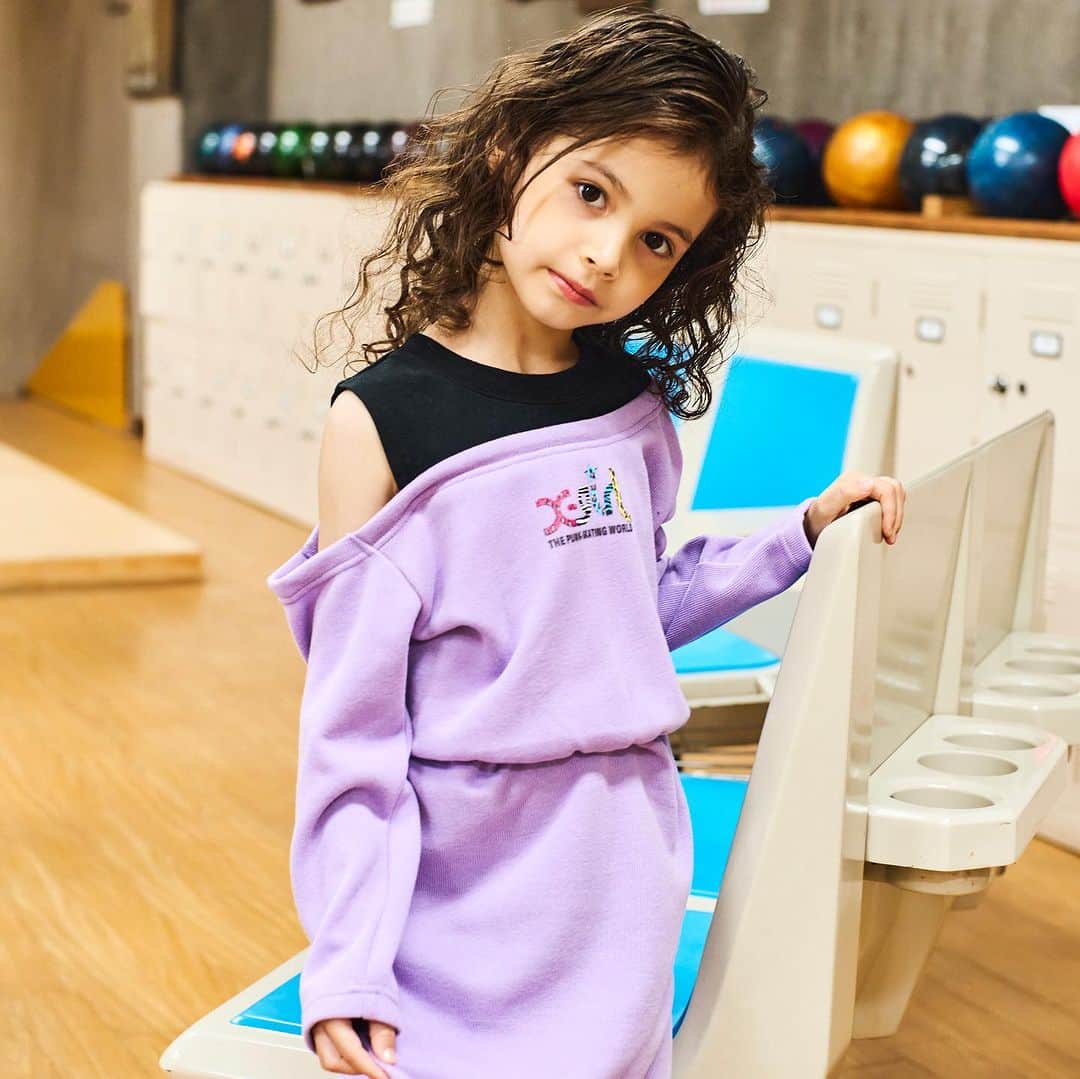 X-girl Stages Officialさんのインスタグラム写真 - (X-girl Stages OfficialInstagram)「⁡ 大人顔負けのこだわりのディテールで"リアルな女の子のストリートスタイル"を 提案する「X-girl（エックスガール)」のキッズブランド。今シーズンのおすすめ、 ヒョウ柄アイテムをポイントに仕上げたストリートスタイルをcheck ⁡ ヒョウ柄ボアとMA-１のリバーシブルブルゾン は売り切れ必至のおすすめアイテム。 MA-1面はBLACKでさらにクールな着こなしに。 インナーの肩アキワンピもスワイプしてチェック ⁡ ☑︎リバーシブルMA-1 9233306 ¥15,290 ☑︎ワンピース　9233312 ¥8,690 ☑︎ソックス　9233412 ¥1,320 ⁡ ••••••••••••••••••••••• ⁡ 💻📱公式オンラインSHOP NARUMIYA ONLINE 秋の新作アイテム続々入荷✨ ⁡ Instagramプロフィール↑↑↑URL🛍  または「ナルミヤオンライン」で検索して下さい🔍 @narumiyaonline_official  ⁡ 🛍2024年福袋 ご予約受付中です🛍 ⁡  •••••••••••••••••••••••• ⁡ #xgirlstages#Xgirl#エックスガールステージス#エックスガール#XLARGEKIDS#エクストララージキッズ#XLARGE#エクストララージ#ナルミヤインターナショナル#ナルミヤオンライン#fallcollection#kidsfashion#baby#kids#キッズ#baby#ベビー#kidsfashion#キッズファッション#kidswear#instatoddler#instakids#instababykids_japan#ヒョウ柄」10月31日 22時44分 - xgirlstages