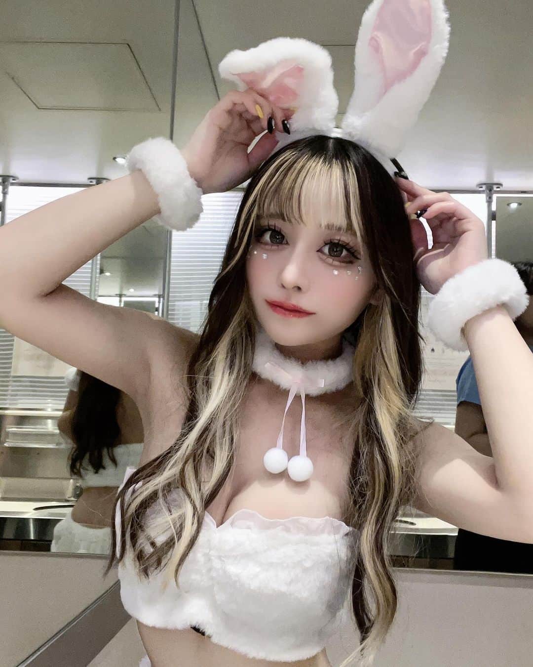 りこぴんさんのインスタグラム写真 - (りこぴんInstagram)「. HAPPY HALLOWEEN 🎃👻🍬  .  こないだのOne timeさん主催の学イベで着てたうさぎコスプレ🐇🤍  顔のキラキラシールもポイント✨💖  #ハロウィン #ハロウィンコスプレ #ハロウィンパーティー #大阪ハロウィン #大阪ハロウィンイベント #ハロウィンイベント #バニーガール #バニー #うさぎコスプレ #コスプレ #コスプレ女子 #コスプレ撮影 #エロコスプレ #谷間 #美胸 #おっぱいフェチ #角色扮演 #魅魔 #日本女孩 #可爱的 #性感的」10月31日 22時46分 - rikopingram_t
