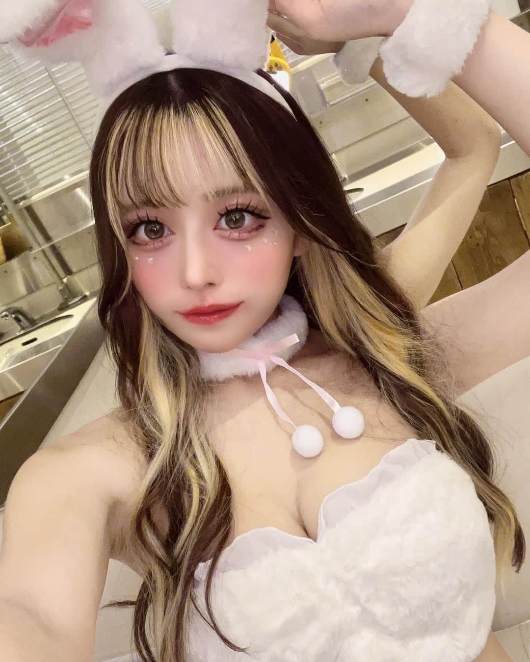 りこぴんさんのインスタグラム写真 - (りこぴんInstagram)「. HAPPY HALLOWEEN 🎃👻🍬  .  こないだのOne timeさん主催の学イベで着てたうさぎコスプレ🐇🤍  顔のキラキラシールもポイント✨💖  #ハロウィン #ハロウィンコスプレ #ハロウィンパーティー #大阪ハロウィン #大阪ハロウィンイベント #ハロウィンイベント #バニーガール #バニー #うさぎコスプレ #コスプレ #コスプレ女子 #コスプレ撮影 #エロコスプレ #谷間 #美胸 #おっぱいフェチ #角色扮演 #魅魔 #日本女孩 #可爱的 #性感的」10月31日 22時46分 - rikopingram_t
