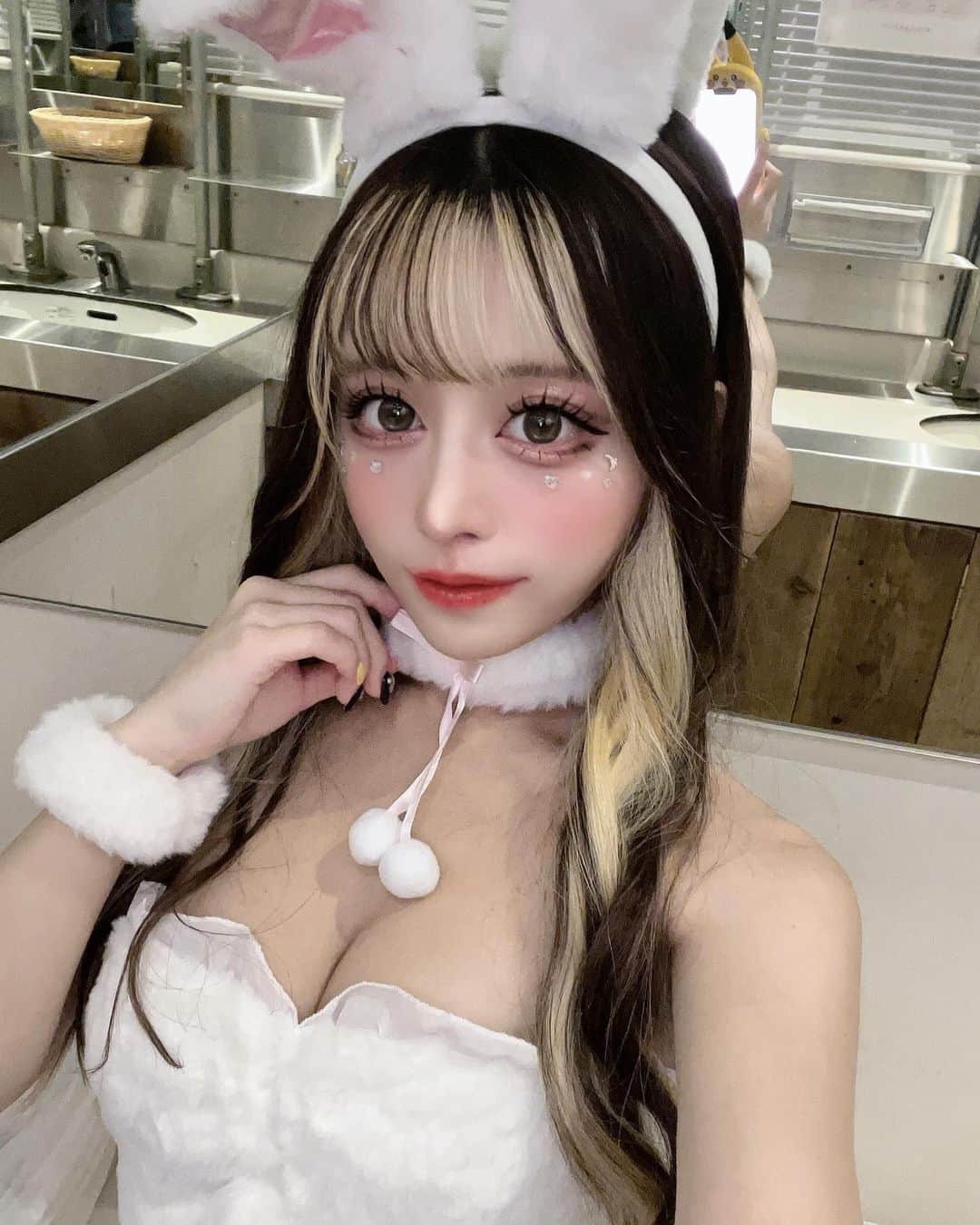 りこぴんさんのインスタグラム写真 - (りこぴんInstagram)「. HAPPY HALLOWEEN 🎃👻🍬  .  こないだのOne timeさん主催の学イベで着てたうさぎコスプレ🐇🤍  顔のキラキラシールもポイント✨💖  #ハロウィン #ハロウィンコスプレ #ハロウィンパーティー #大阪ハロウィン #大阪ハロウィンイベント #ハロウィンイベント #バニーガール #バニー #うさぎコスプレ #コスプレ #コスプレ女子 #コスプレ撮影 #エロコスプレ #谷間 #美胸 #おっぱいフェチ #角色扮演 #魅魔 #日本女孩 #可爱的 #性感的」10月31日 22時46分 - rikopingram_t