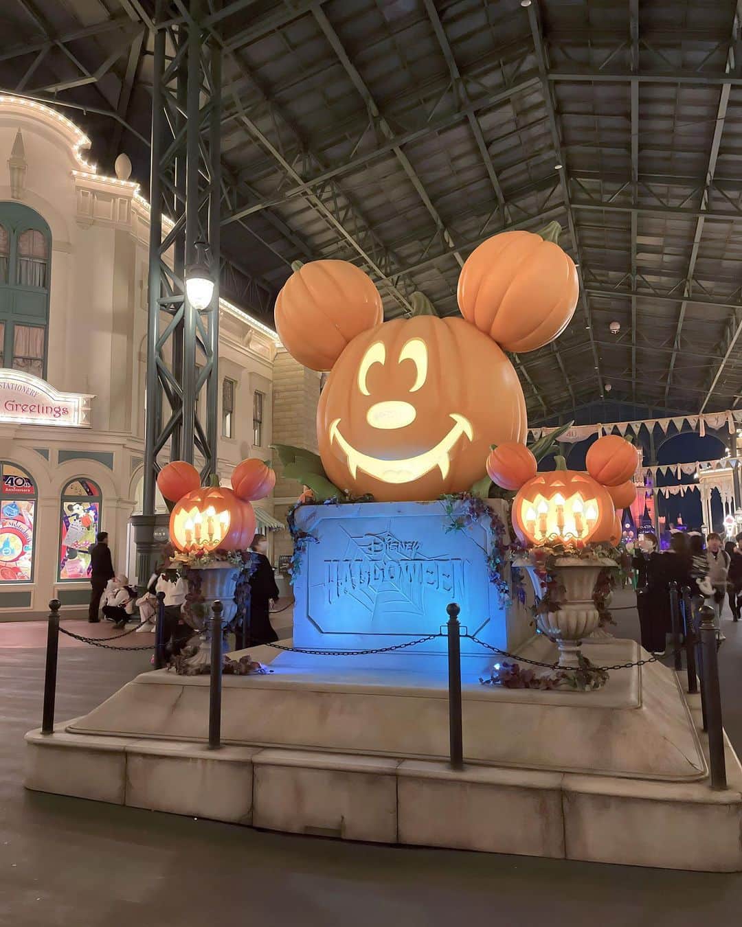 野口真由さんのインスタグラム写真 - (野口真由Instagram)「人生初のハロウィン当日ディズニーランド🎃🎃🎃  ランド自体行くのが本当に久しぶりで色々変わってて本当びっくりした🤍🤍  #ディズニーランド  #ディズニーシー #ディズニーコーデ #ディズニーランドコーデ  #ディズニーシーコーデ #ハロウィンディズニー #モノトーンコーデ #tokyodisneyland  #tokyodisneyresort」10月31日 22時55分 - ngc_mayu