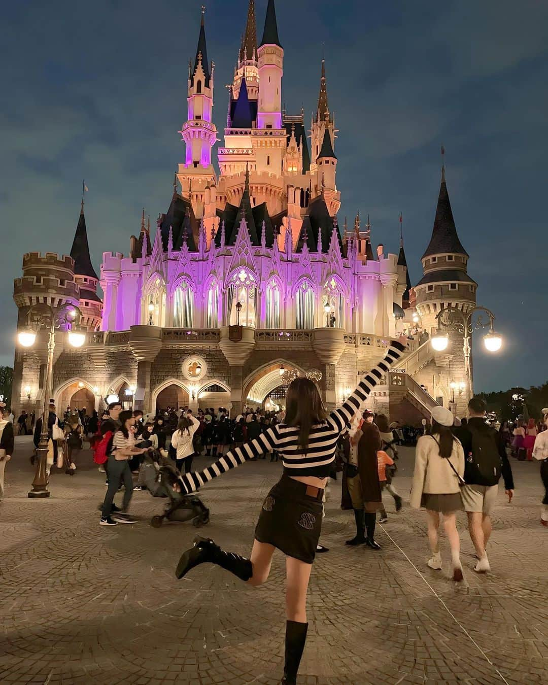 野口真由のインスタグラム：「人生初のハロウィン当日ディズニーランド🎃🎃🎃  ランド自体行くのが本当に久しぶりで色々変わってて本当びっくりした🤍🤍  #ディズニーランド  #ディズニーシー #ディズニーコーデ #ディズニーランドコーデ  #ディズニーシーコーデ #ハロウィンディズニー #モノトーンコーデ #tokyodisneyland  #tokyodisneyresort」