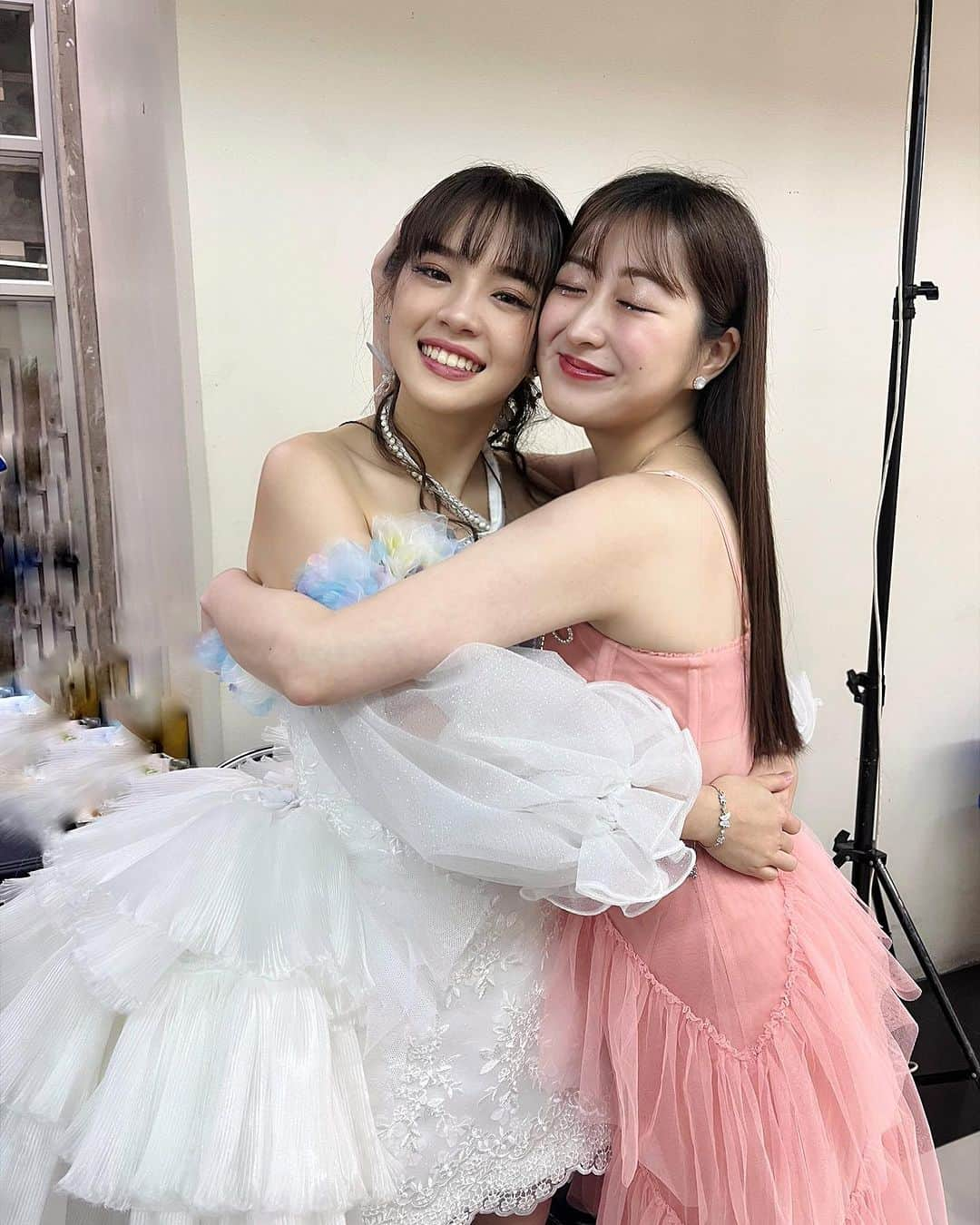 伊豆田莉奈のインスタグラム：「My first thai friend and a dear friend forever 🤝🏻🌟  รูปสุดท้ายๆไม่รู้ว่าเกิดอะไรขึ้น5555 แต่ตลกดี🤣🩷👍  @cherprang.bnk48official  @cc_ccherprang   チャープランはタイで初めて出来た莉奈にとって大切な友達です😌🤍🩷 最後らへんの写真はなんであんな顔してるのかよくわからないけど、 面白くて好きだから載せました🤣💜  #CherprangBNK48 #izurinacgm48  #チャープラン #伊豆田莉奈 #いずりな  #BNK48 #CGM48 #友達」