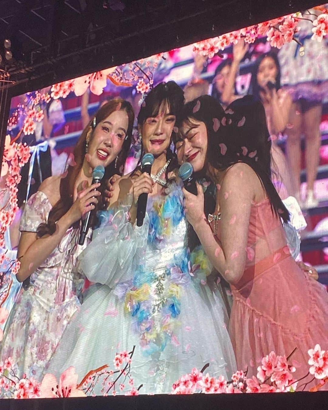 伊豆田莉奈さんのインスタグラム写真 - (伊豆田莉奈Instagram)「My first thai friend and a dear friend forever 🤝🏻🌟  รูปสุดท้ายๆไม่รู้ว่าเกิดอะไรขึ้น5555 แต่ตลกดี🤣🩷👍  @cherprang.bnk48official  @cc_ccherprang   チャープランはタイで初めて出来た莉奈にとって大切な友達です😌🤍🩷 最後らへんの写真はなんであんな顔してるのかよくわからないけど、 面白くて好きだから載せました🤣💜  #CherprangBNK48 #izurinacgm48  #チャープラン #伊豆田莉奈 #いずりな  #BNK48 #CGM48 #友達」10月31日 22時49分 - rina.cgm48official