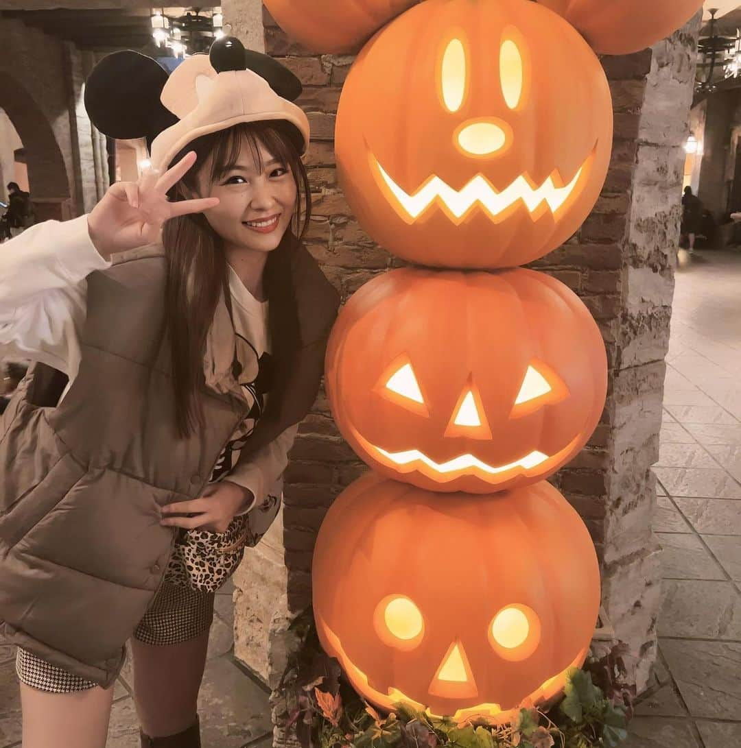 相田瑠菜のインスタグラム：「🎃🦇🕸HappyHalloween🎃🦇🕸  今日はハロウィンなのかーと 通し稽古を終えて力尽きてますがw いつぞやの写真だけど ハロウィンっぽいから載せよう💕  推し活したいなー🐭｡:**𝕄𝕚𝕔𝕜𝕖𝕪**:｡🐭  メンタル疲れ気味なので ミッキーから元気貰いたい！！！ 推しっていつ会いに行っても 元気くれるから不思議だよねー♡  私もそういう人でありたいな😭❤️ポソッ  そして時間少しでもできたら ふらっと行ってしまうから 本当に年パス復活しないかな...  明日も朝から通し稽古頑張ろぉー🔥  #Dハロ #ハロウィン #ディズニーシー #ディズニーコーデ #ディズニー写真部 #ディズニーリゾート #ディズニーハロウィン #ディズニーカチューシャ #ディズニー部 #ディズニー好きな人と繋がりたい #推し活 #推しがいる生活 #舞台女優 #藍菜 #うたスタ #見つけて #フォロー大歓迎 #応援してくれる人 #モデル #インスタグラマー #PR #大人かわいい #大人女子 #秋生まれ #10月大好き #金木犀 #秋 #🎃 #happyhalloween #Halloween」