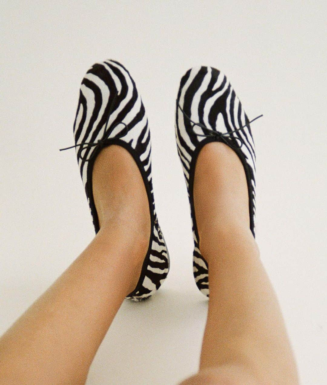 マンサー ガブリエルのインスタグラム：「MG Dream Ballerinas in Zebra 🦓 #mansurgavriel」