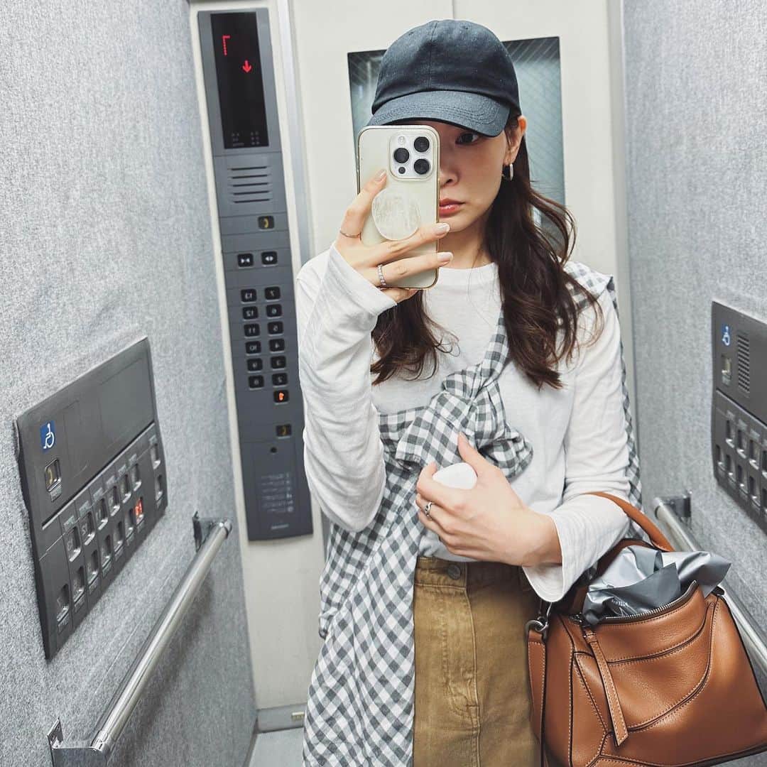 akipanda626のインスタグラム：「. なんか今日から急に寒い 冬が近付いてるなァ 　 涼しくなり食欲の秋すぎて困ってる🍂 せっかく痩せてきたのにこのままではリバウンドしてしまうお 食欲無くす何かプリーズ🫱🏻 　 今１番食べたいものはモンブランです🌰 　 　  そして明日はヨナの学校の発表会🫶🏻 アラジンの曲メドレーでアラビアンなダンスするらしい🤭 楽しみーーー💗💗💗 　 そして午前で終わりなのでお弁当がないの喜び 30分長く寝れるぞおおおう🫵🏻 とりあえ今週は学校行事ありすぎweek🥱  　 　  #アラフォーコーデ  #秋服 #🐼の服」