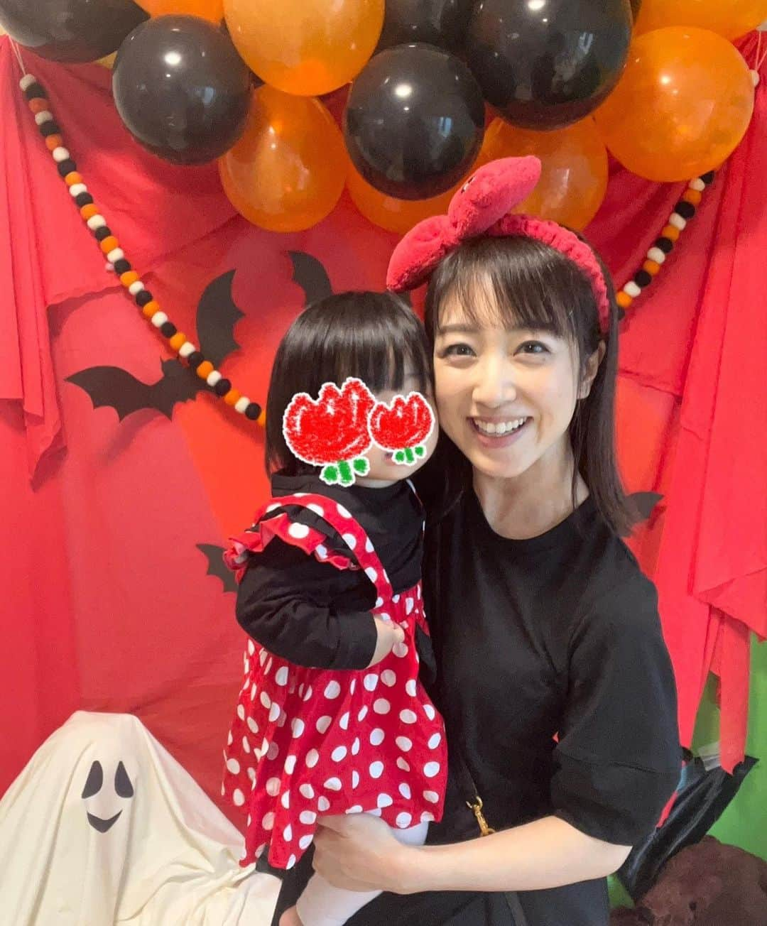 川田裕美さんのインスタグラム写真 - (川田裕美Instagram)「今日は子供達のハロウィンイベントでした🎃👻 息子はBlippi👦 娘はミニーマウス👧 子供達のは事前に準備していましたが、自分は前日にどうしようかと… 毎日使っているヘアバンドがキキのリボンだと思い出し、黒いワンピースを着たらなんとなくそうなりました👍 子供達のコスチュームはみんな本当に可愛くて、ニヤニヤしてしまいますね🥰 先生達の準備とサポートに感謝します✨来年はパパを何かに変身させよう😎」10月31日 22時51分 - hiromikawata163