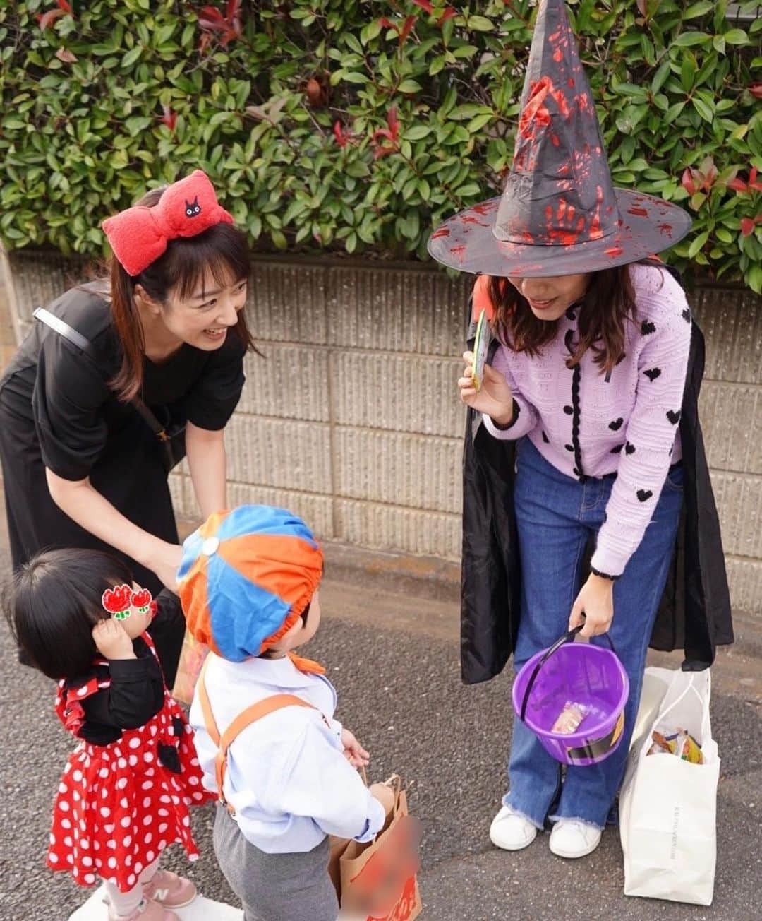 川田裕美のインスタグラム：「今日は子供達のハロウィンイベントでした🎃👻 息子はBlippi👦 娘はミニーマウス👧 子供達のは事前に準備していましたが、自分は前日にどうしようかと… 毎日使っているヘアバンドがキキのリボンだと思い出し、黒いワンピースを着たらなんとなくそうなりました👍 子供達のコスチュームはみんな本当に可愛くて、ニヤニヤしてしまいますね🥰 先生達の準備とサポートに感謝します✨来年はパパを何かに変身させよう😎」