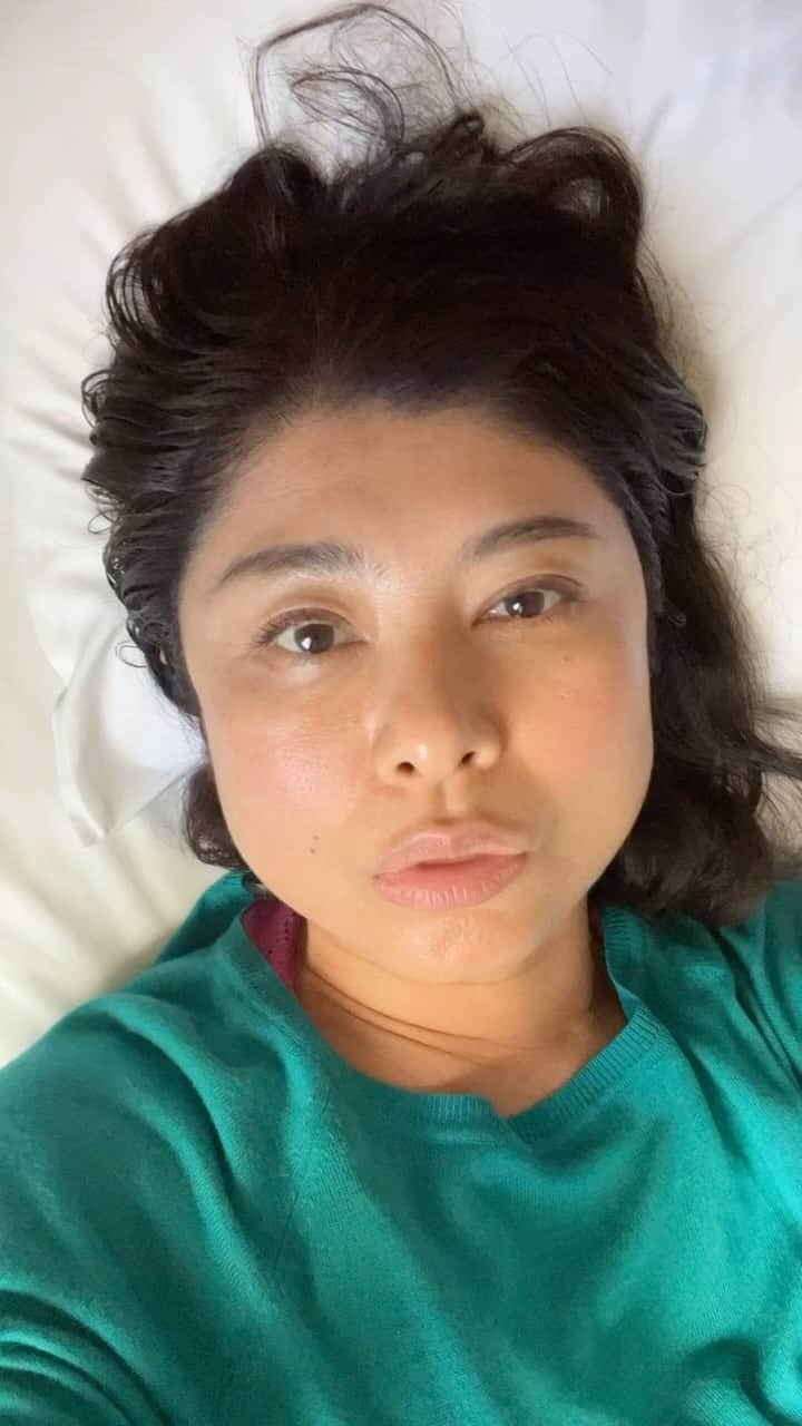 のインスタグラム：「笑笑  疲れる日もある みんなリセットだよ 心の声を聞こう  撮影でクタクタだった日 インスタに動画をあげなきゃと スマホを持ったまま ウトウトと…  口が半開き…😂  #間々田佳子 #コアフェイストレーニング  寝ても唇ぷっくり トレーニングの成果🙆‍♀️」