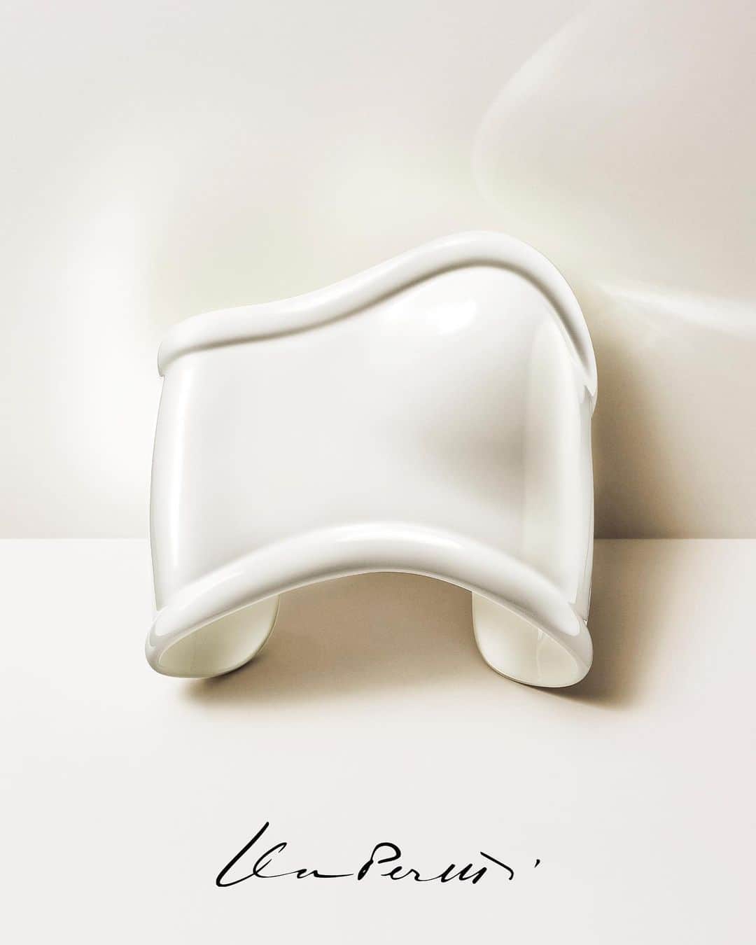 ティファニーのインスタグラム：「Elsa Peretti® Bone cuffs are sculpted to conform to the left and right wrists—an intentional choice that allows them to become one with the body. Now available in luminous white, they are nothing short of iconic. Link in bio. #ElsaPeretti #TiffanyAndCo」