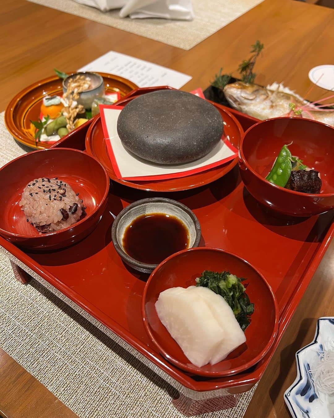 Risako Yamamotoさんのインスタグラム写真 - (Risako YamamotoInstagram)「先日お食い初めをしました♡🥢 生まれた時2600gだった息子は、もう6kgを超えました🥹  日々の成長も嬉しくて、なぜ泣いているのか仕草や顔で分かってくるようになった！♡ これからの成長も楽しみです♥️  #お食い初め #新米ママ #男の子ママ #babyboy」10月31日 22時54分 - risako_yamamoto