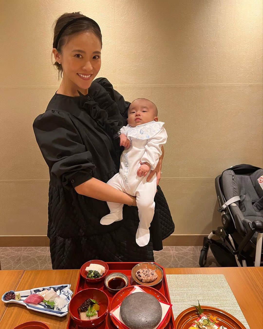 Risako Yamamotoのインスタグラム：「先日お食い初めをしました♡🥢 生まれた時2600gだった息子は、もう6kgを超えました🥹  日々の成長も嬉しくて、なぜ泣いているのか仕草や顔で分かってくるようになった！♡ これからの成長も楽しみです♥️  #お食い初め #新米ママ #男の子ママ #babyboy」