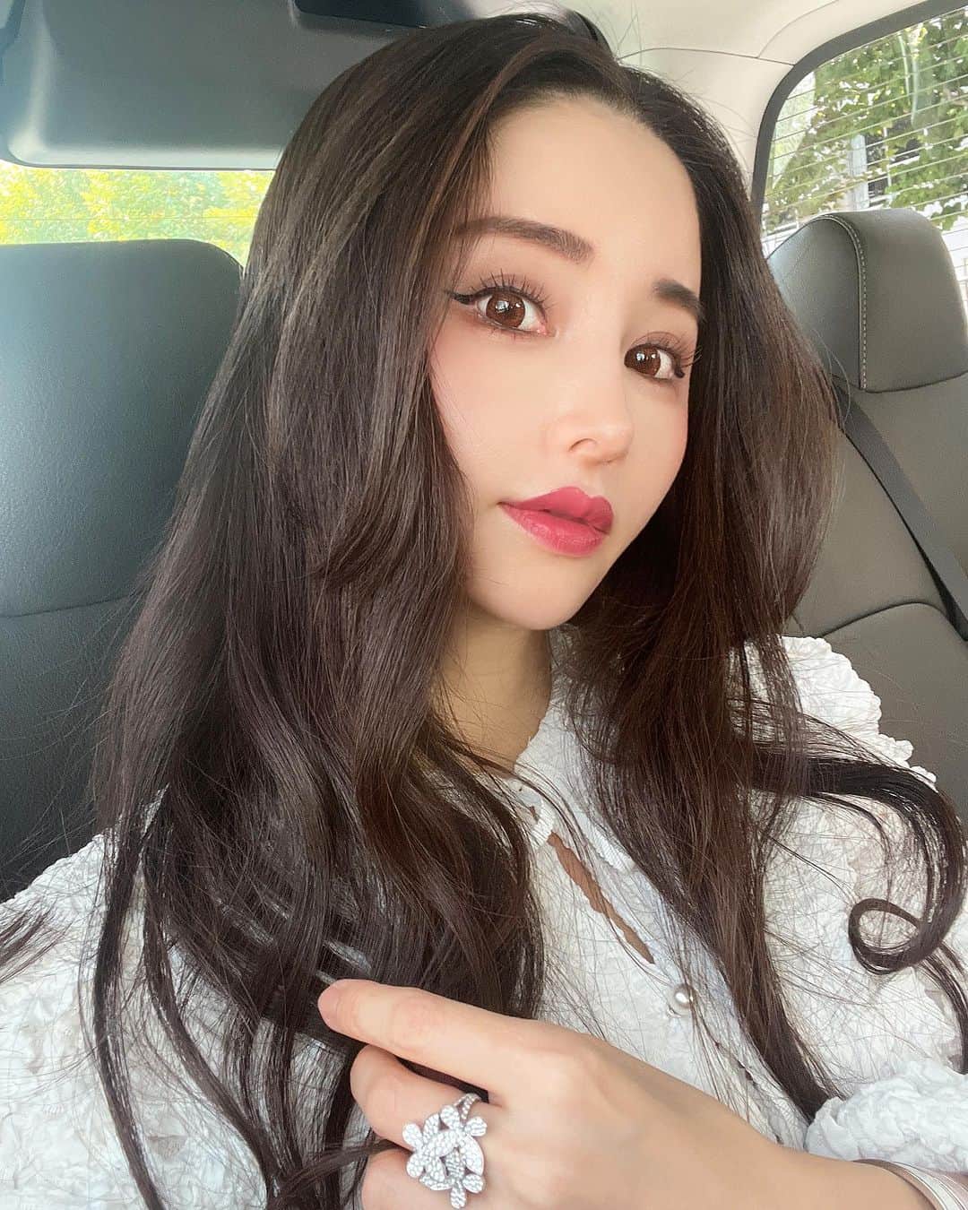 CHIKAのインスタグラム：「あなたのヘアスタイルは？🤍」