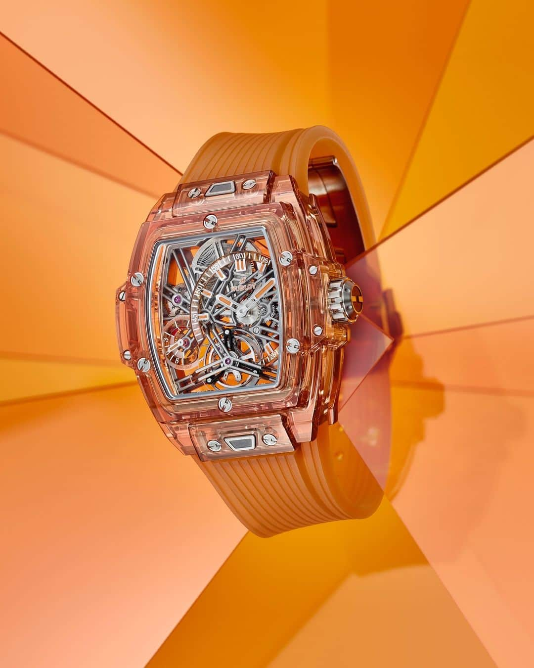 ウブロのインスタグラム：「Embracing the season with style! The #SpiritOfBigBang Tourbillon 5-Day Power Reserve Orange Sapphire looks spectacular with its orange rubber strap matching the stunning orange sapphire case. #Hublot」