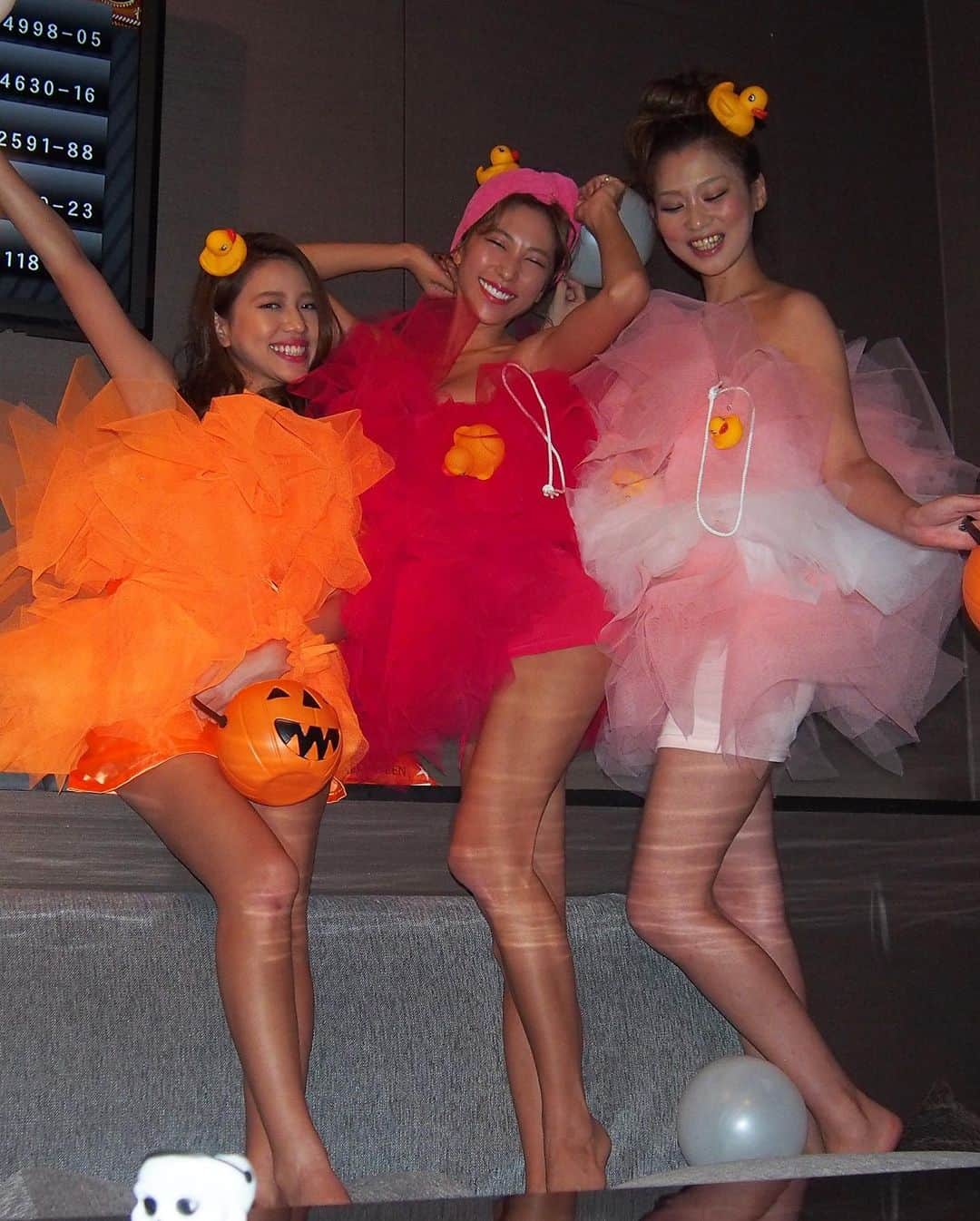 浜田咲希さんのインスタグラム写真 - (浜田咲希Instagram)「懐かしハロウィン特集🎃🍬 バススポンジ🫧なんて もう7年前だって😂wow! みんなで手作りして楽しかったナ🧡 Barbieは3年前かな？👠 みんなはどれが好き〜🤤🩷  #happy#halloween#trickortreat#costume #barbie#cleopatra#bunny#girls#party」10月31日 22時57分 - sakihamada