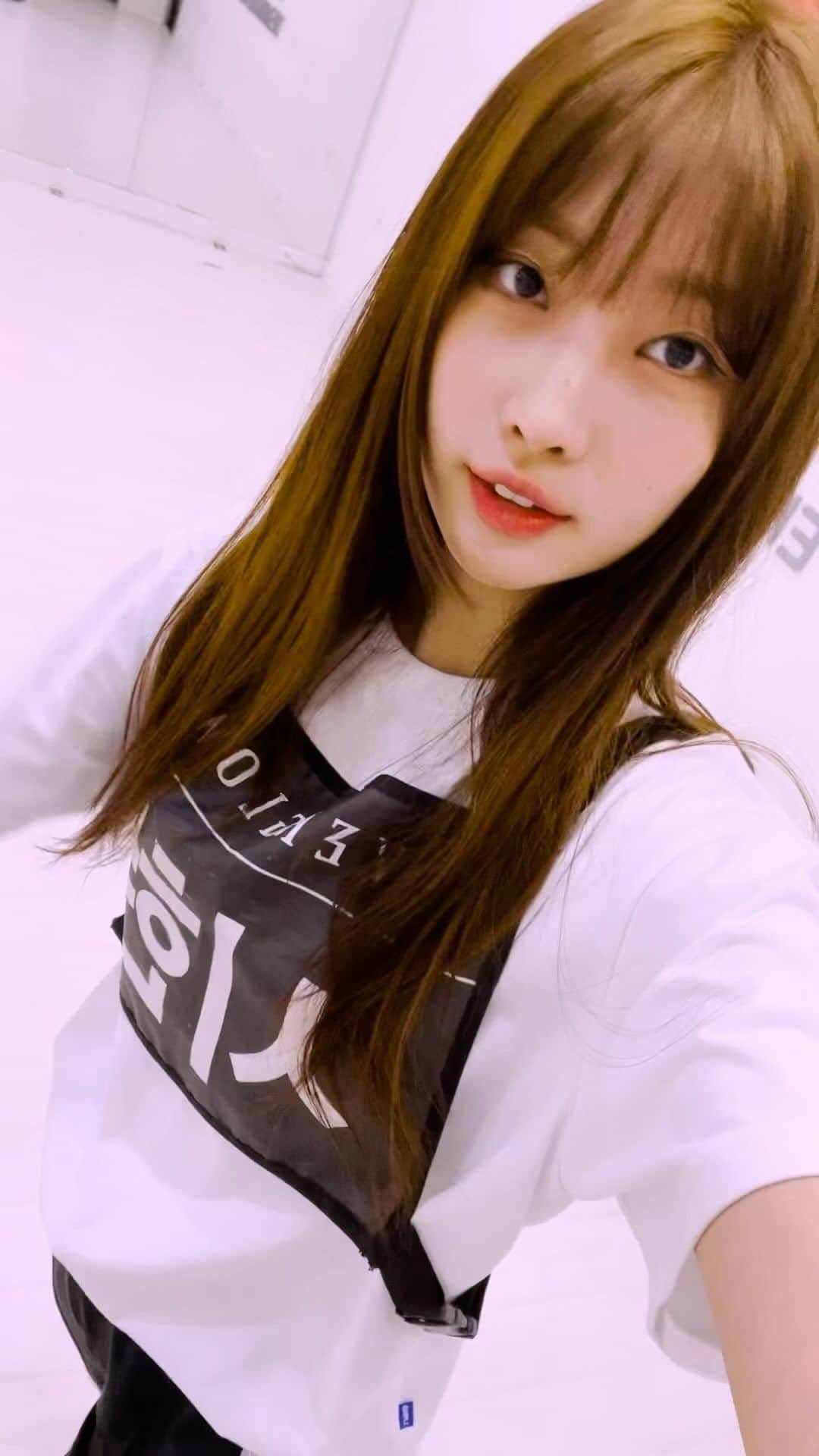 EVERGLOWのインスタグラム：「두근두근💕 US TOUR 시작! 준비됐지 포에버?😘 #EVERGLOW #에버글로우 #시현 #SIHYEON #ALL_MY_GIRLS_IN_US  ⬇⬇⬇  Tickets : bit.ly/3E2Zevw Meet & Greet : mmt.fans/bnuY」