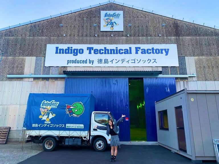 河野万里奈のインスタグラム：「#徳島インディゴソックス さんの室内練習場 Indigo Technical Factory を見学させていただきました🕷️🧦🔵夢のような時間😭✨  徳島に行くなら絶対徳島インディゴソックスさんに触れたい！と思い伺ったところ、貴重なお話まで聞かせていただきました😭 球団職員の皆様、お忙しい中本当に本当にありがとうございました😭  NPBドラフト11年連続指名の裏側にある強い想いや数々のドラマの一部を垣間見ました…！！好き度が増しました😭 次は試合を観に来ます！！ #独立リーグ #四国アイランドリーグplus  #indigosocks」