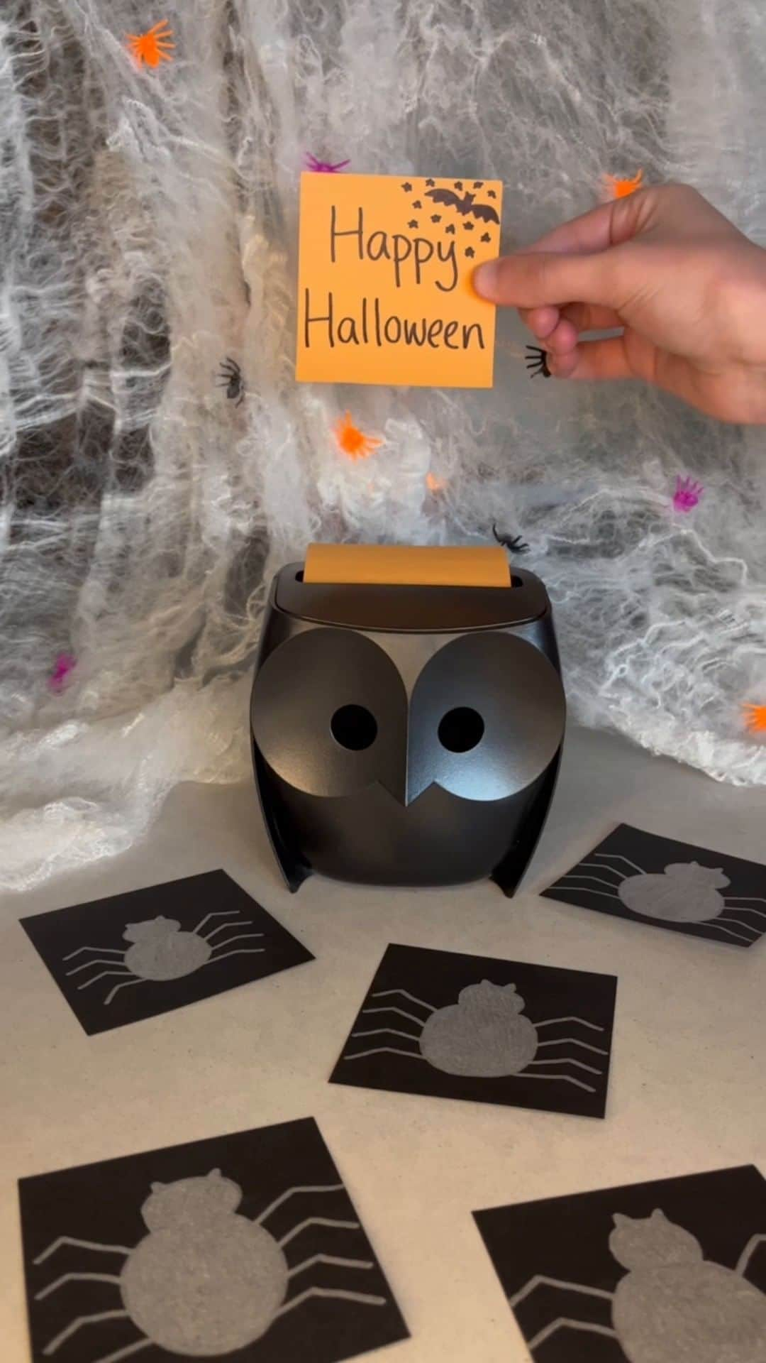 ポスト・イットのインスタグラム：「That's owl for now 🦉 Have a spooktacular Halloween and check out our Owl Post-it® Note Dispenser on Amazon via the link in our bio! 🕸️ 🖤 #happyhalloween #halloweendecor #halloweenparty #postitnotes #postit」