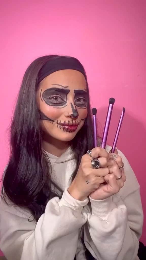 Real Techniquesのインスタグラム：「Happy Halloween from RT! 🕸️🎃🦇   Need a last-minute costume? Use the Everyday Eye Essentials Set to recreate this spooky look!   Grab yours from @target now👻」