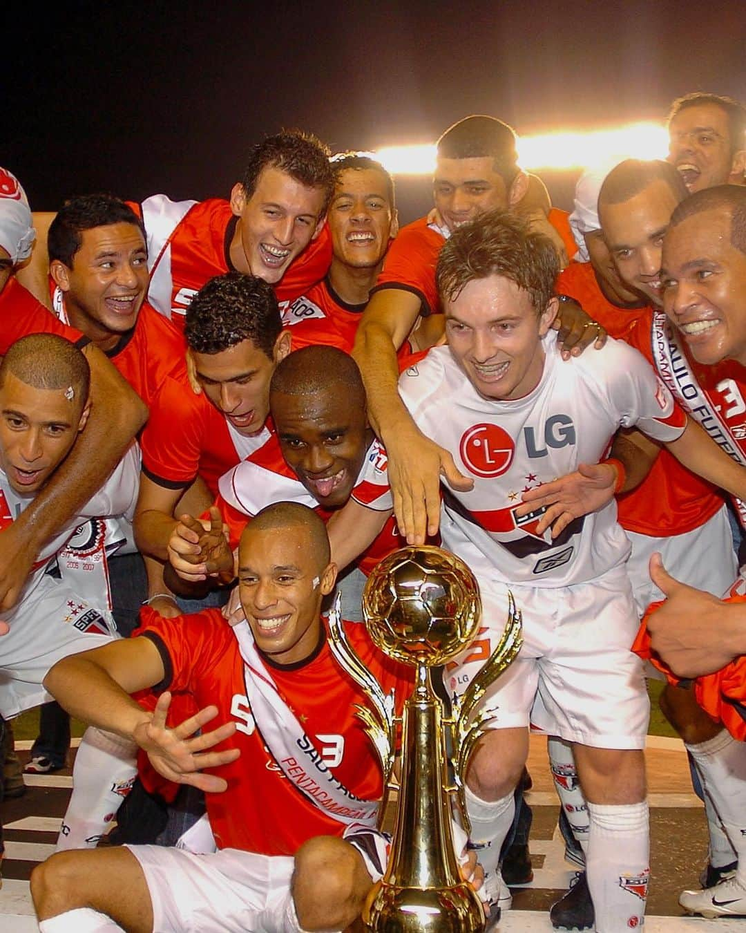 São Paulo FCのインスタグラム：「Neste dia, há 1️⃣6️⃣ anos, o São Paulo derrotava o América-RN por 3 a 0 sagrava-se pentacampeão brasileiro.  Com gols de Hernanes, Miranda e Dagoberto, o Tricolor venceu no Morumbi e chegou ao título ainda na 34ª rodada - recorde desde a implementação dos pontos corridos.  O Tricolor terminou o Brasileiro com 23 vitórias em 38 jogos, e apenas 19 gols sofridos - também recorde do formato.  #SPFCpédia  #VamosSãoPaulo 🇾🇪」