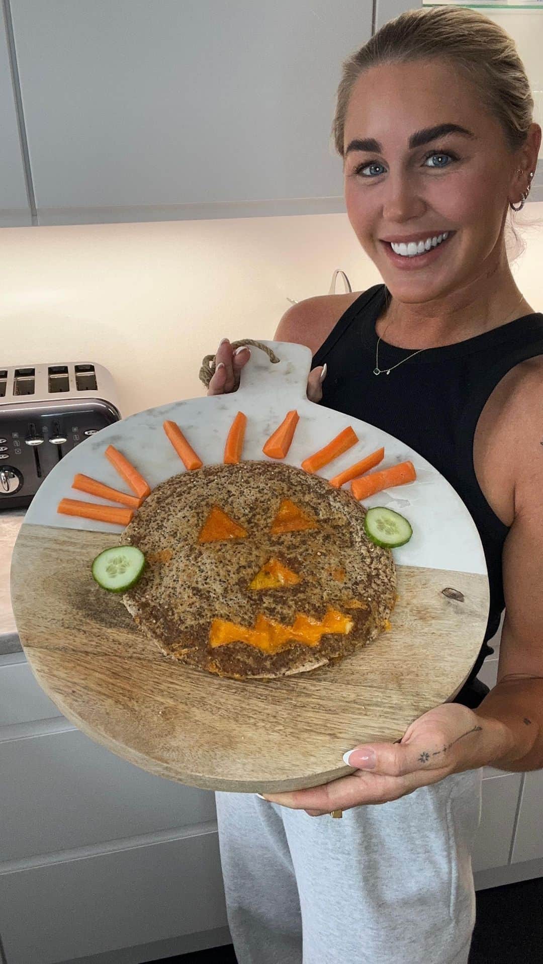 ヤネッテ・オッテセンのインスタグラム：「Perfekt Halloween aftensmad/snack 🎃🍁 Den tager ingen tid at lave 👌🏽  Jeg havde egentligt tænkt mig at købe spinat tortillas i stedet, men de var udsolgt, så det blev grove i stedet for. Ungerne synes det er mega sjovt, og de fleste kan lide en simpel snack som mætter ret godt.   Jeg håber i får en uhyggelig Halloween allesammen 🎃🍁🧡」