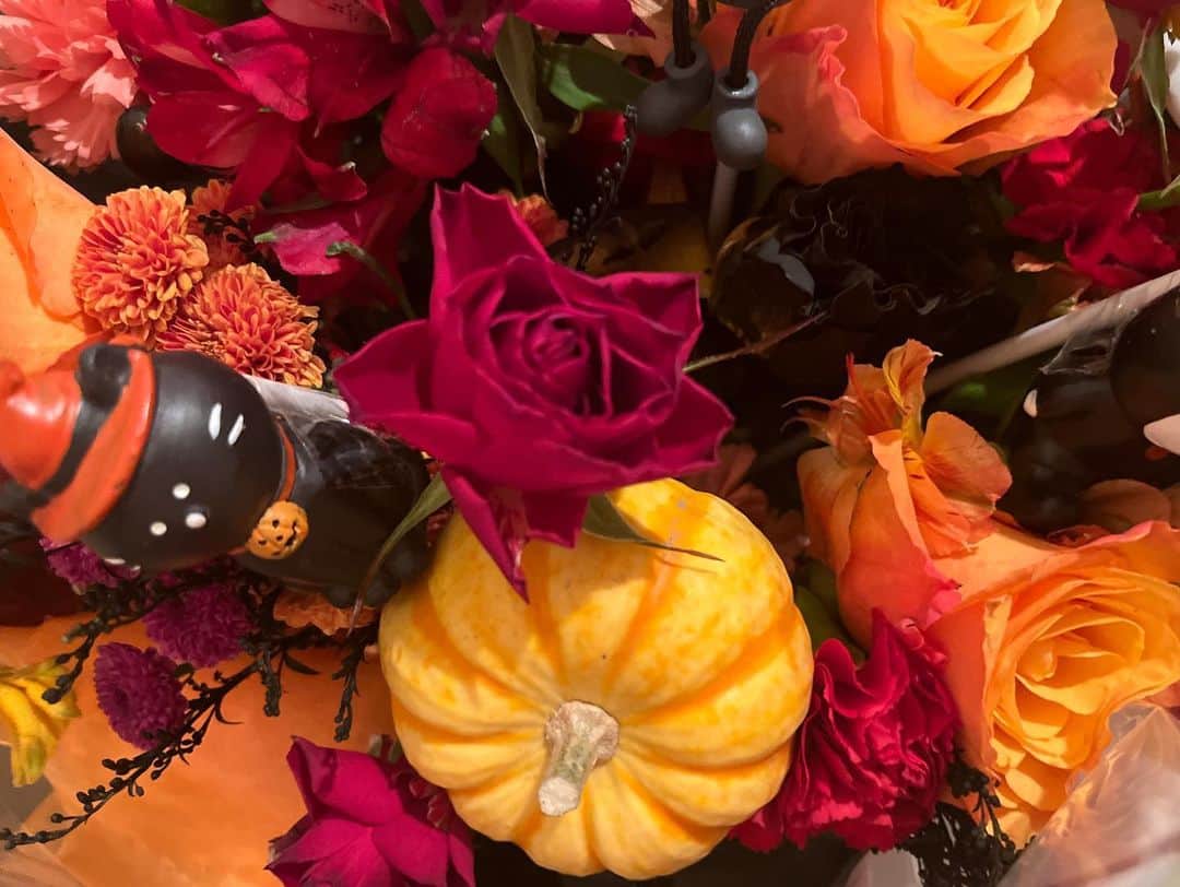 今井瞳さんのインスタグラム写真 - (今井瞳Instagram)「💐 ㅤㅤㅤㅤㅤㅤㅤㅤㅤㅤㅤㅤㅤ ㅤㅤㅤㅤㅤㅤㅤㅤㅤㅤㅤㅤㅤ かわいすぎるお花を いただきました🎃🖤 ㅤㅤㅤㅤㅤㅤㅤㅤㅤㅤㅤㅤㅤ お家にかざってます！！！ ありがとうございます！！！ ㅤㅤㅤㅤㅤㅤㅤㅤㅤㅤㅤㅤㅤ ㅤㅤㅤㅤㅤㅤㅤㅤㅤㅤㅤㅤㅤ #flowerarrangement #フラワーアレンジメント #halloween #happyhalloween #いいね返し #今井瞳」10月31日 23時01分 - i_hitomi_0531