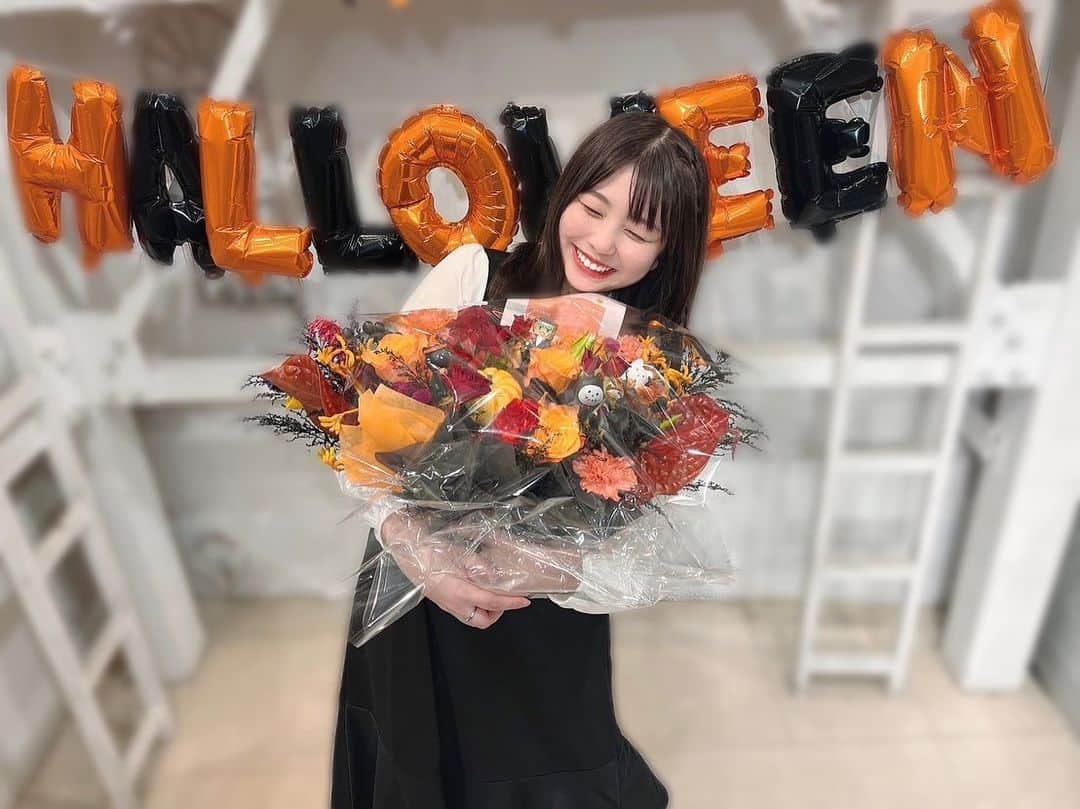 今井瞳のインスタグラム：「💐 ㅤㅤㅤㅤㅤㅤㅤㅤㅤㅤㅤㅤㅤ ㅤㅤㅤㅤㅤㅤㅤㅤㅤㅤㅤㅤㅤ かわいすぎるお花を いただきました🎃🖤 ㅤㅤㅤㅤㅤㅤㅤㅤㅤㅤㅤㅤㅤ お家にかざってます！！！ ありがとうございます！！！ ㅤㅤㅤㅤㅤㅤㅤㅤㅤㅤㅤㅤㅤ ㅤㅤㅤㅤㅤㅤㅤㅤㅤㅤㅤㅤㅤ #flowerarrangement #フラワーアレンジメント #halloween #happyhalloween #いいね返し #今井瞳」
