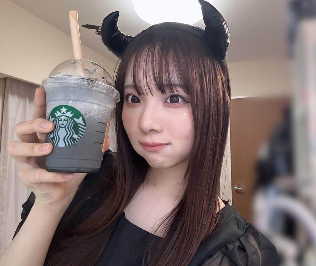 あんのインスタグラム：「スターバックスBoooooフラペチーノ風メイク👻🐈‍⬛  HappyHalloweennnnnn🎃🖤  みんなは今年パーティーとか仮装とかした？？ 私はおうちでお菓子いっぱい食べたよ🍫🍫🍫  メイクはあんチャンネルみてねーん🖤」