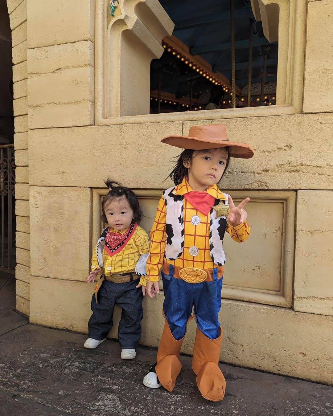 加藤澪のインスタグラム：「Happy Halloween 🎃 👻🐎🤠  @hau_rito.brothers   #ウッディ#トイストーリー#ディズニー仮装#ディズニー#ディズニーシー#ウッディ仮装#1歳男の子#3歳男の子#男の子ママ#兄弟ママ」