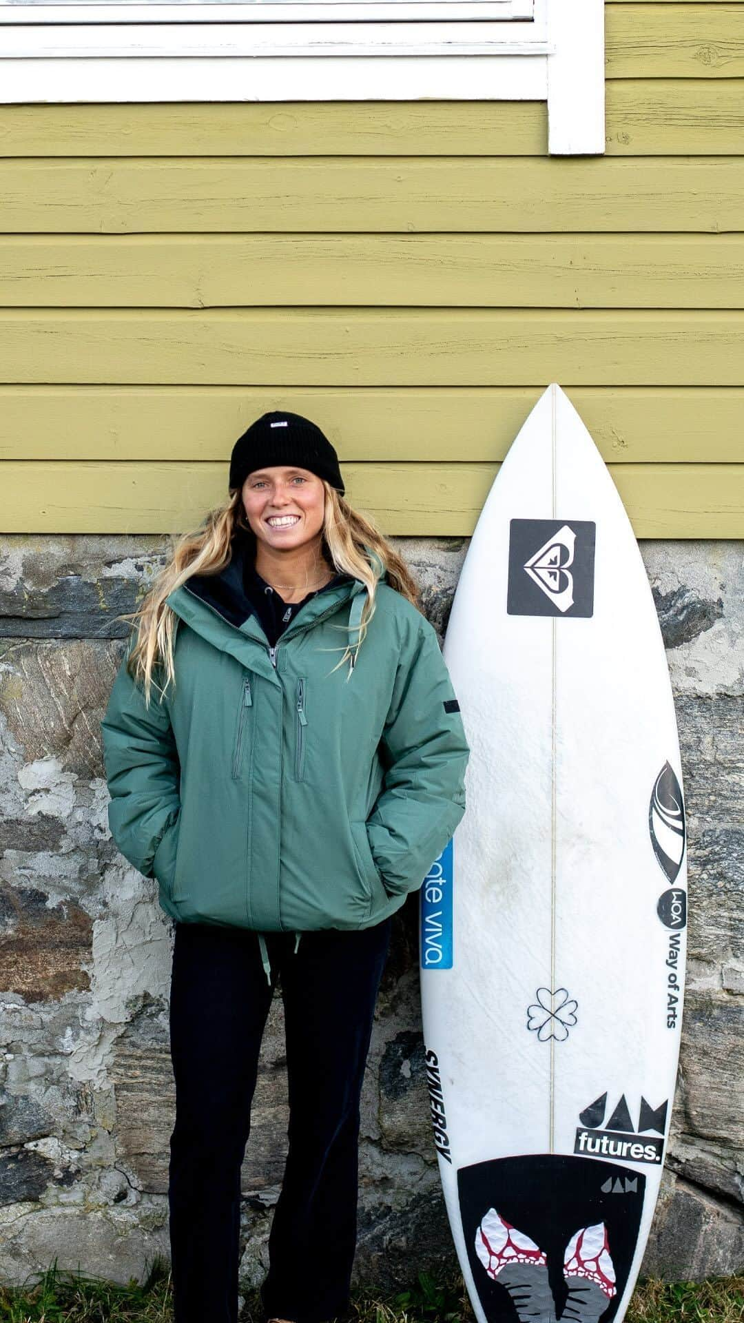 ロキシーのインスタグラム：「“I’ve never felt so frozen in my life. I never regretted getting in the water though, definitely worth the brain freeze! The landscapes, the colours, the cold breeze, the northern lights…just magical, everything looked like a painting. Pure stoke and smiles throughout the trip, sick community too. I recommend everyone try the experience of feeling like a penguin.” @kikaveselko recalls her time surfing in Norway. New Colors is currently screening at film festivals across Europe & launches online in November」