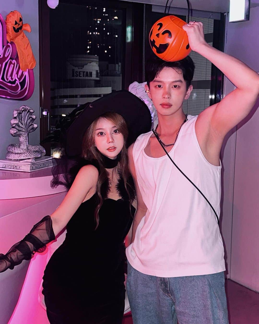 王依君さんのインスタグラム写真 - (王依君Instagram)「👭🎃 #helloween #ハロウィン」10月31日 23時13分 - sandystrawberry_