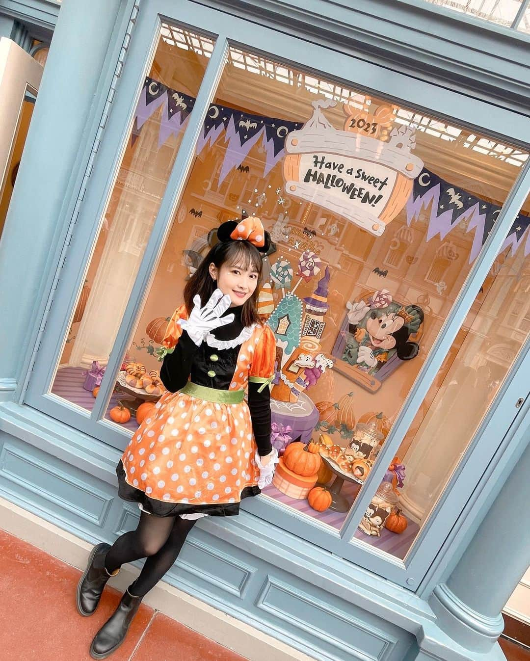 下垣真香さんのインスタグラム写真 - (下垣真香Instagram)「𓂃 Trick or Treat 🎃👻🍭  @chapon_930 @tokyodisneyresort_official  #ディズニー #ディズニーランド #東京ディズニーリゾート #ハロウィン #Dハロ #ミニー #パンプキン #仮装 #親友 #disney #disneyland #tokyodisneyresort #halloween #disneyhalloween #minnie #pumpkin #bestfriend」10月31日 23時13分 - madoka_shimogaki