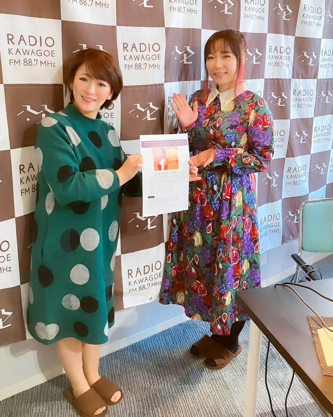 花咲ゆき美さんのインスタグラム写真 - (花咲ゆき美Instagram)「昨日は、同じレコード会社の #笛吹もも香 さんのラジオ番組【#FMラジオ川越】 『#もも香の～わいわいスクランブル～』に生出演させていただきました😊  笛吹もも香さんとは『はじめまして～』でしたが、会話も弾んでワイワイ楽しくおしゃべりさせていただきました😆  あっという間に時間が過ぎてしまったので、もっとお話したかったなぁ～😭  また、お仕事でご一緒出来ますように…✨  もも香さん、スタッフの皆さん、ありがとうございました😊  番組にメッセージを送って下さった皆様も、本当にありがとうございました❤️  #花咲ゆき美」10月31日 23時14分 - yukimi0774