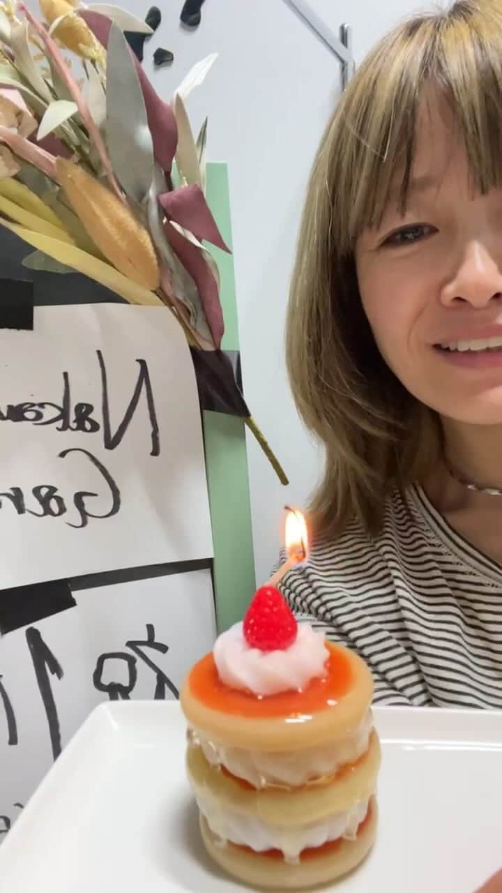 NakamuraEmiのインスタグラム：「🥇  充電が切れてしまって1時間やったインスタライブがアーカイブ残せず本当ごめん！😭色々やったのにめちゃショック。。  なんでその1時間分を、再度始めて5分間でまとめました。笑  11/1 "Nakamura Garage" 1歳になるよインスタライブ。 (FuruiのRiho殿も参加してくれてありがとー！笑)  月会員の皆様も、10/31 23:59までに マイページより一度退会して年会員に入り直すと、会員番号も変わらずに　継続特典(スタッフパス風カード)プレゼントさせていただきます！ (2yamaさん、素晴らしい情報ありがとう！！)  もちろん今から10/31 23:59までに新規で年会員に入ってくれた方も同様です！  11/5 はとある最高な場所から カワムラヒロシさんと共に 生配信もやります！  ぜひ見てなー！」