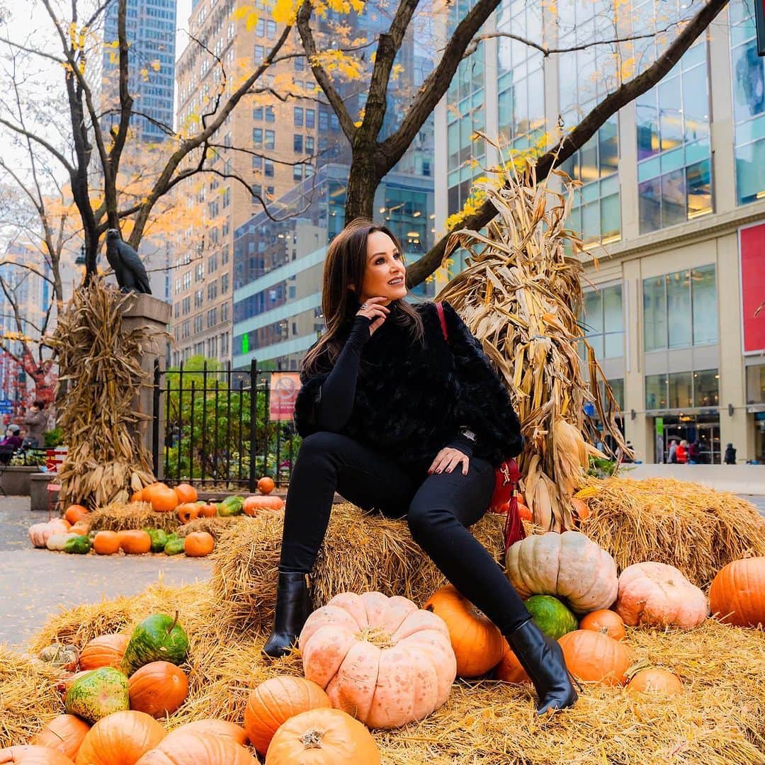 リサ・アンさんのインスタグラム写真 - (リサ・アンInstagram)「Happy Halloween 🎃 while all of you are out getting wild tonight 👻I will be tucked away safely on a pumpkin patch somewhere 🎃  #happyhalloween #spookyseason #pumpkinpatch #thereallisaann」10月31日 23時06分 - thereallisaann