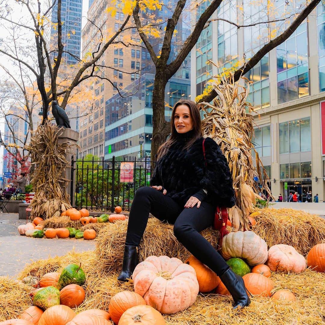 リサ・アンさんのインスタグラム写真 - (リサ・アンInstagram)「Happy Halloween 🎃 while all of you are out getting wild tonight 👻I will be tucked away safely on a pumpkin patch somewhere 🎃  #happyhalloween #spookyseason #pumpkinpatch #thereallisaann」10月31日 23時06分 - thereallisaann